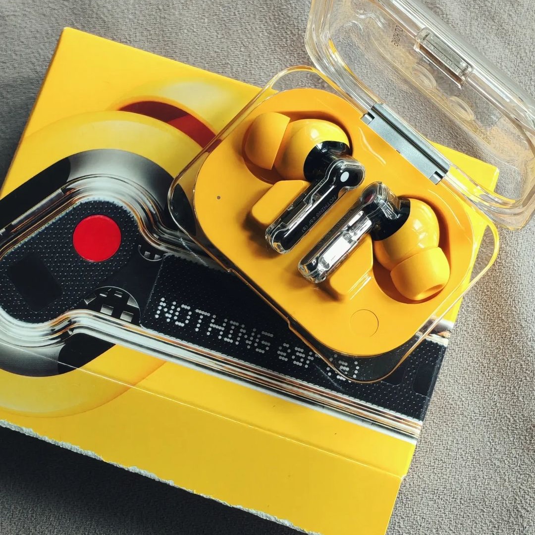 Nothing Ear (a) Yellow, Nothing Ear (a) White 착용 스타일