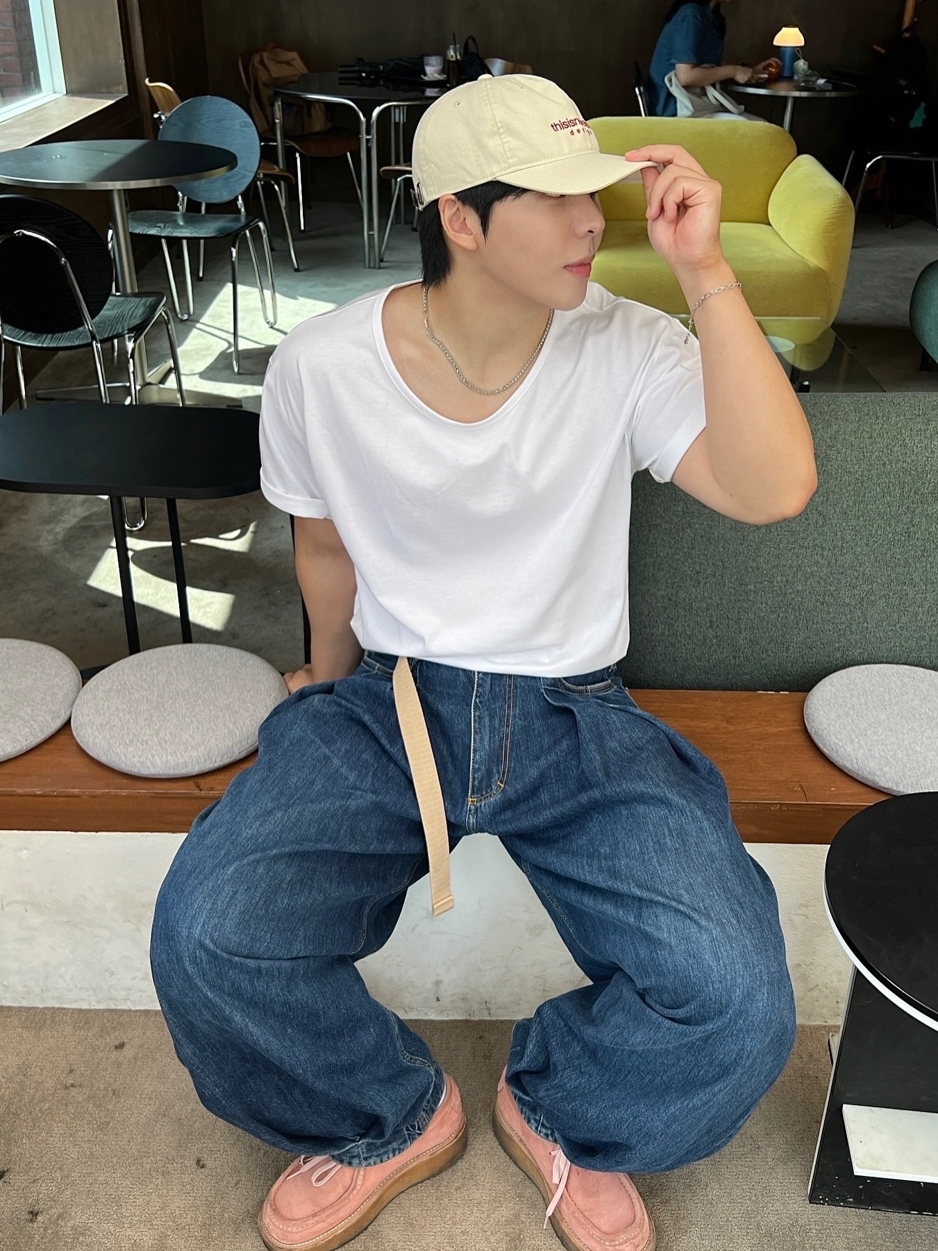 Zara x Ader Error Wide Leg Jeans Blue, Thisisneverthat T-Logo Cap Beige 착용 스타일 - 1
