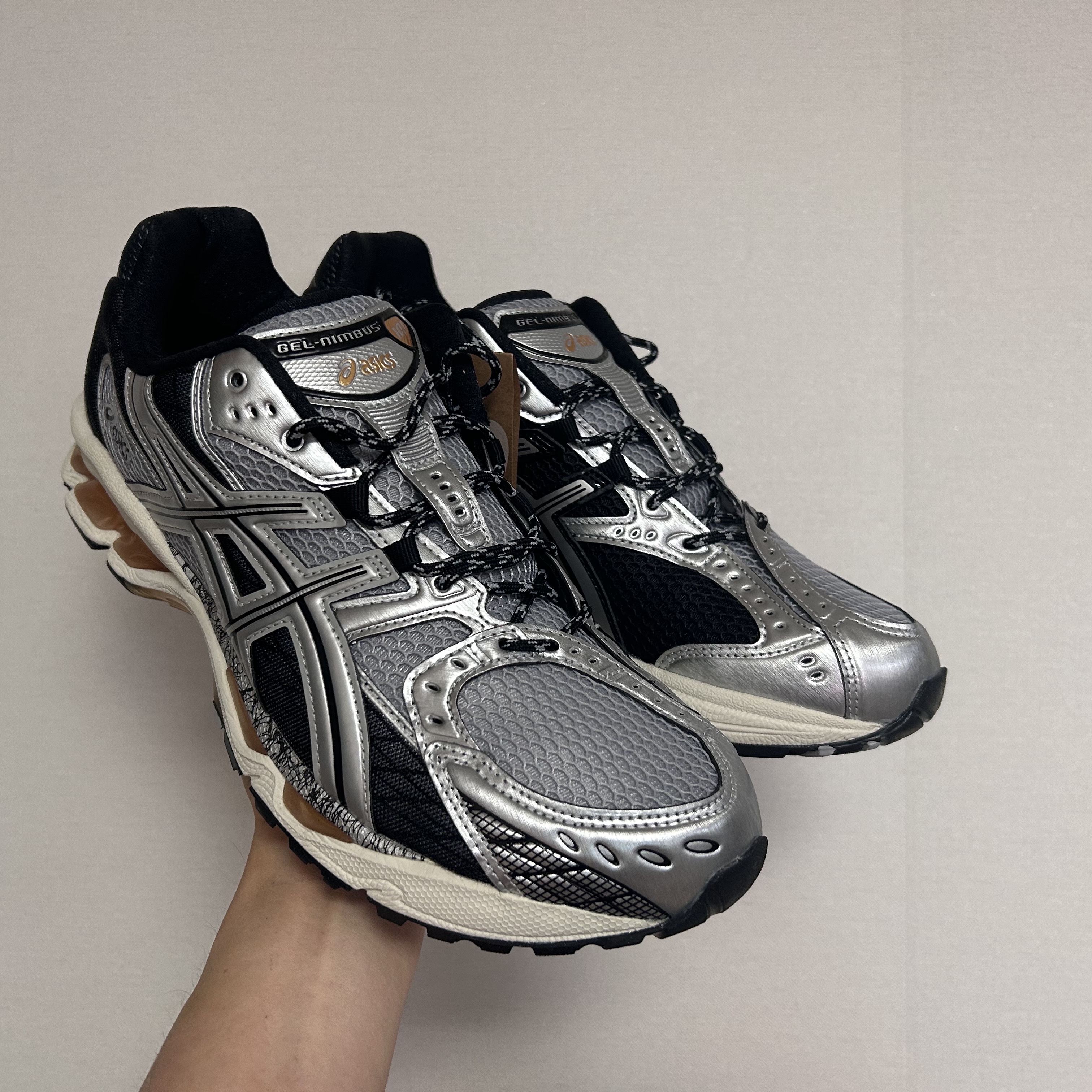 Asics Gel-Nimbus 10.1 Piedmont Grey Pure Silver 착용 스타일 - 2
