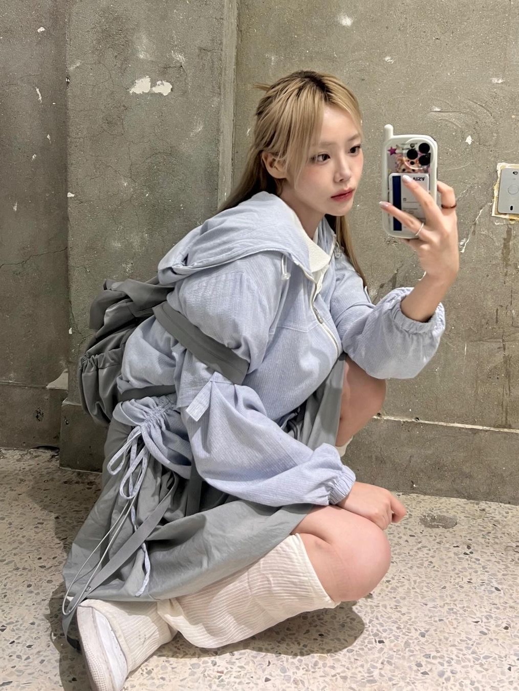 ACOC Blooming Mini Backpack Gray 착용 스타일 - 1