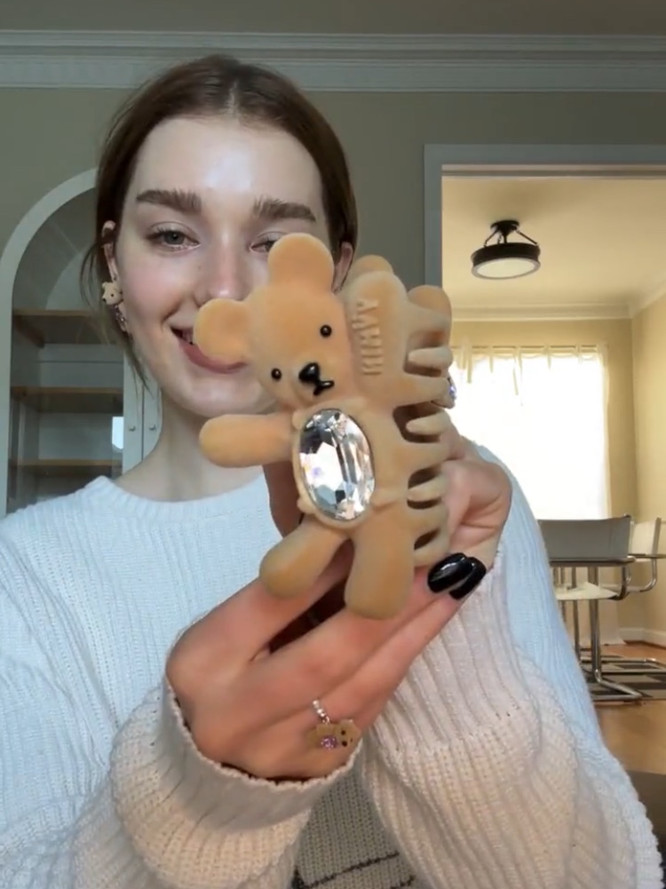 Yvmin Greeting Flocked Bear Hair Clip Brown Left - 24FW 착용 스타일 - 4