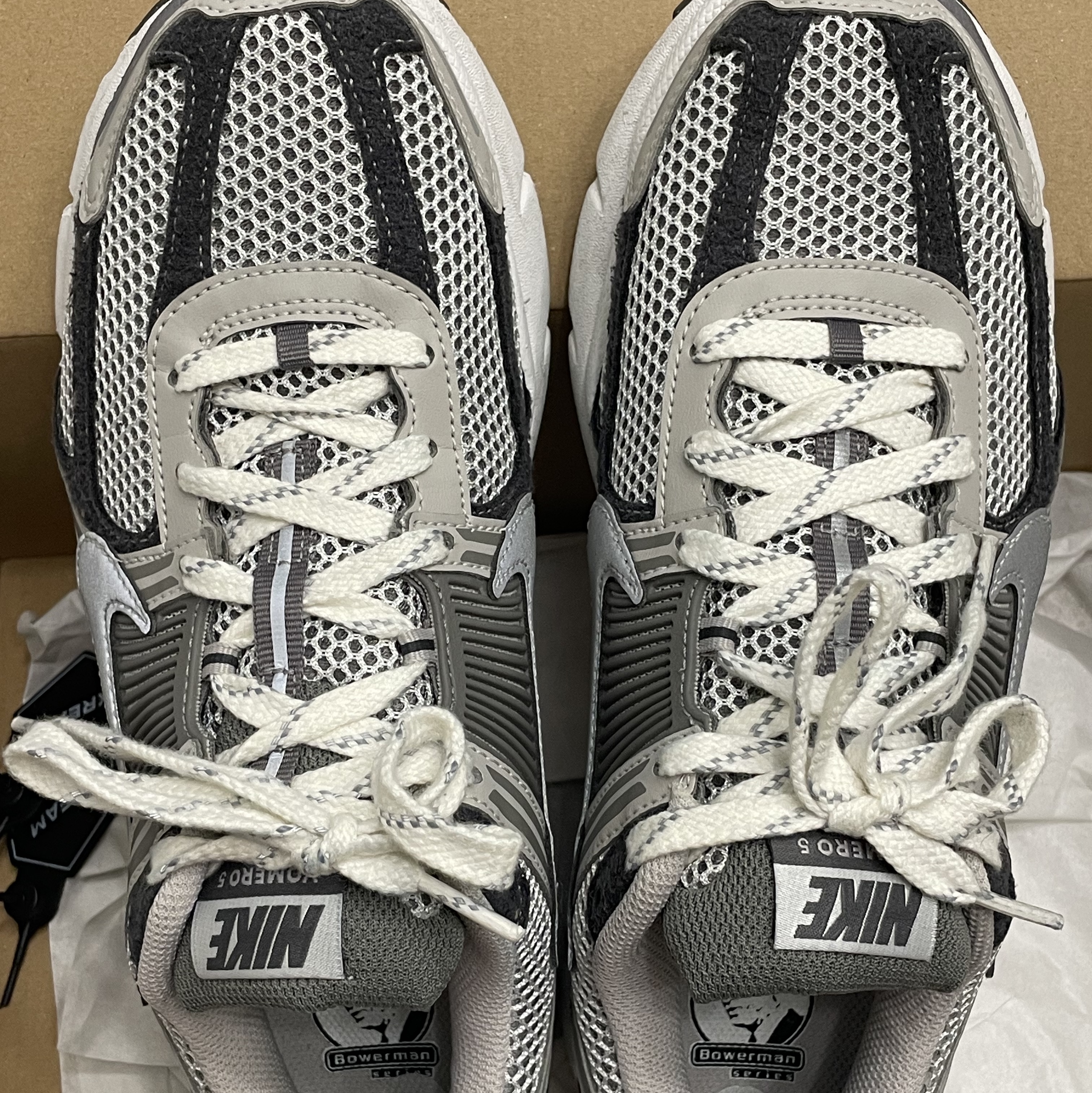 Nike Zoom Vomero 5 PRM Light Iron Ore and Flat Fewter 착용 스타일