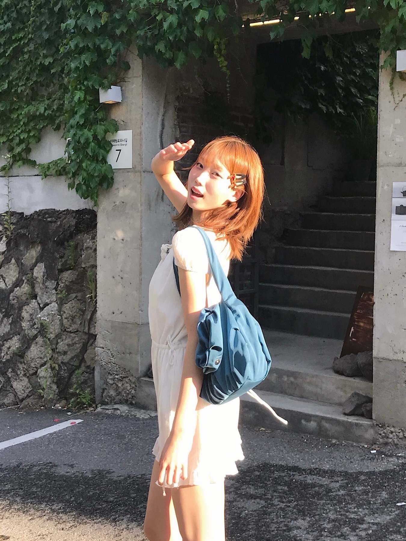 ACOC Blooming Hobo Bag Deeb Blue 착용 스타일 - 3