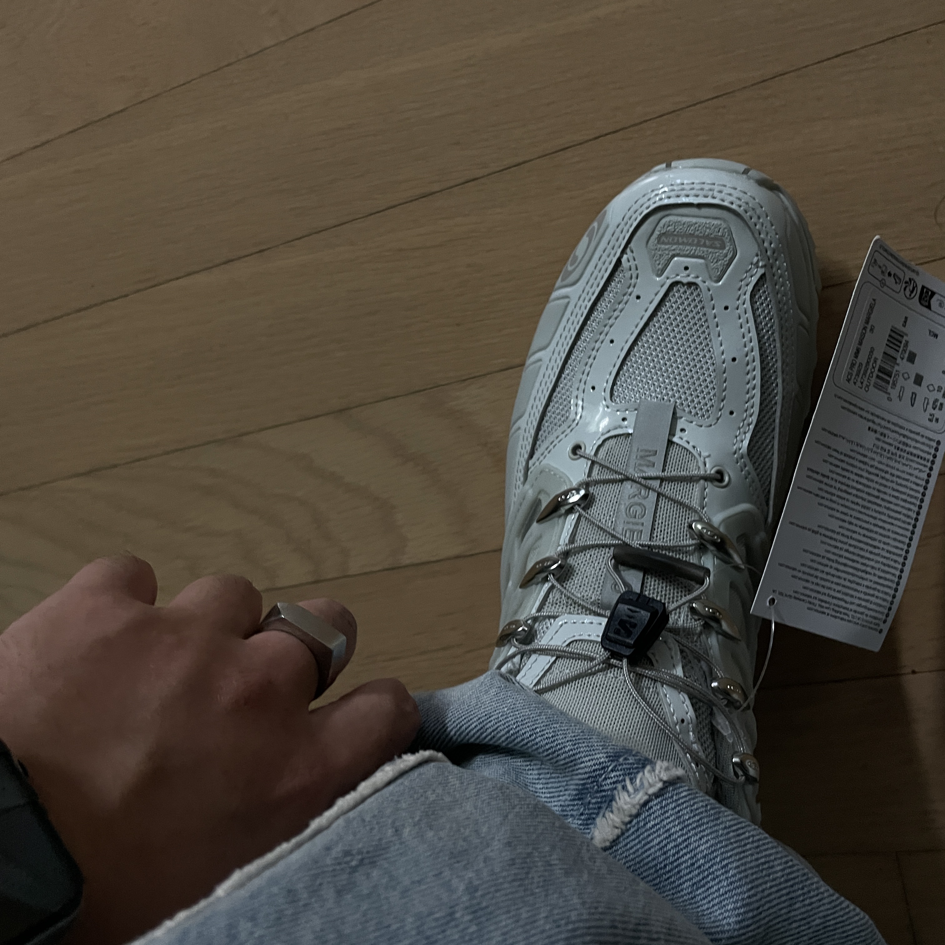Salomon x MM6 Maison Margiela ACS Pro Metal Ghost Grey 착용 스타일 - 1