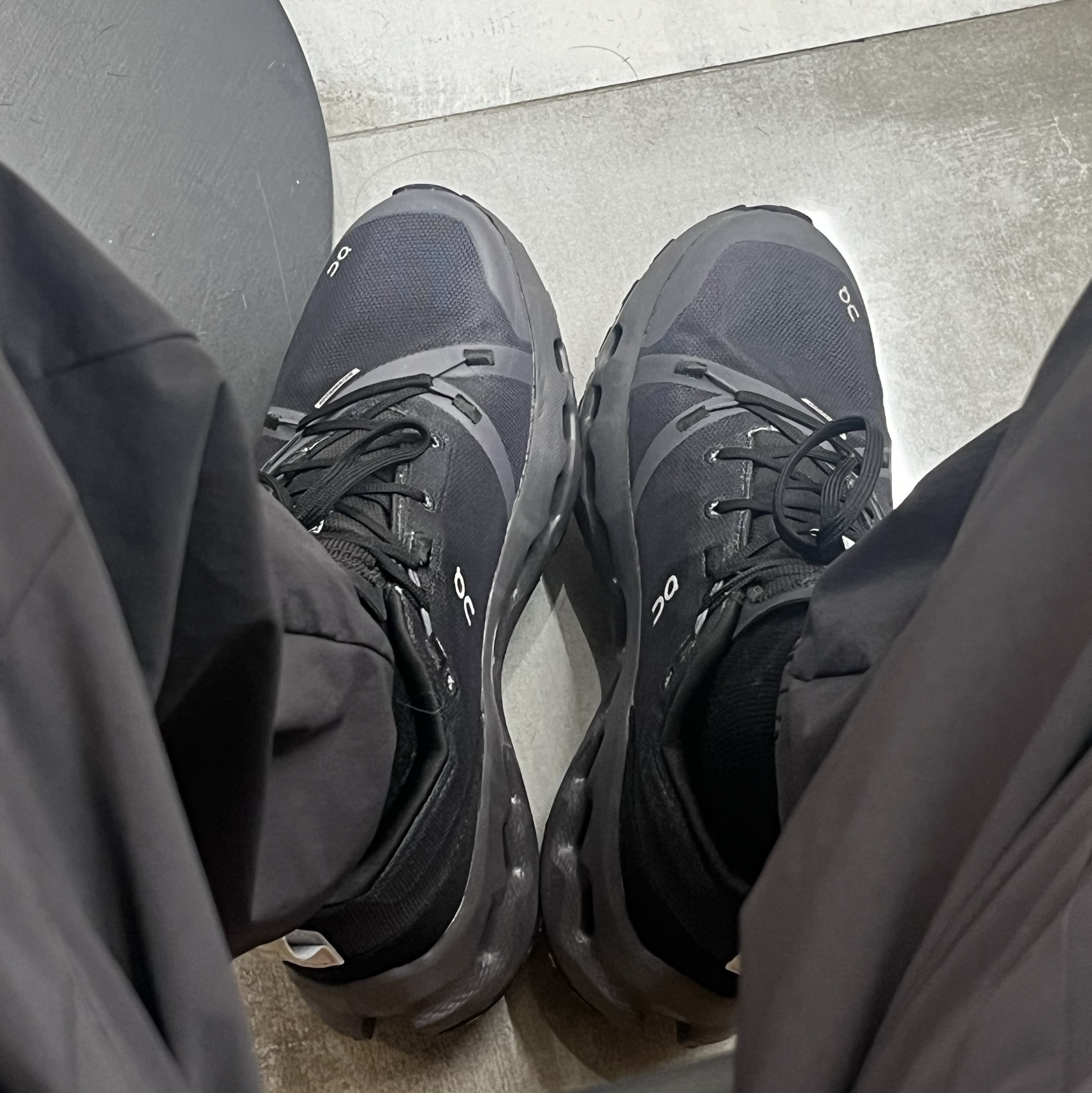 On Running Cloudsurfer Trail Waterproof Black Eclipse 착용 스타일 - 1