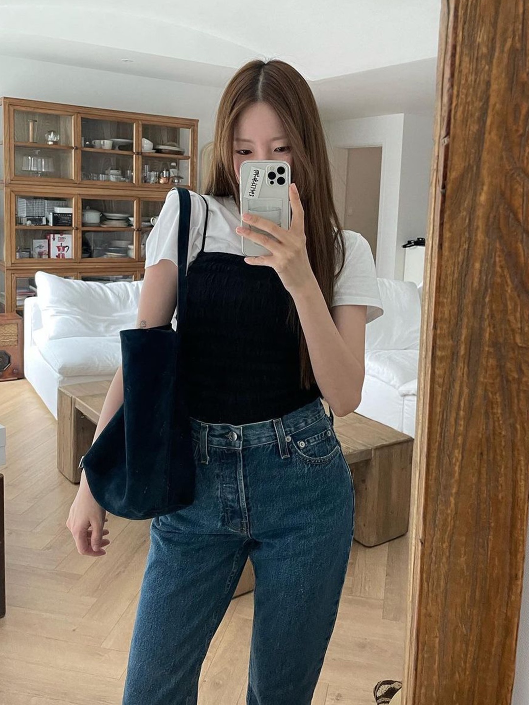 The Row Medium N/S Park Tote Bag in Leather Marine, The Row Small N/S Park Tote in Grained Calfskin Leather White 착용 스타일 - 2