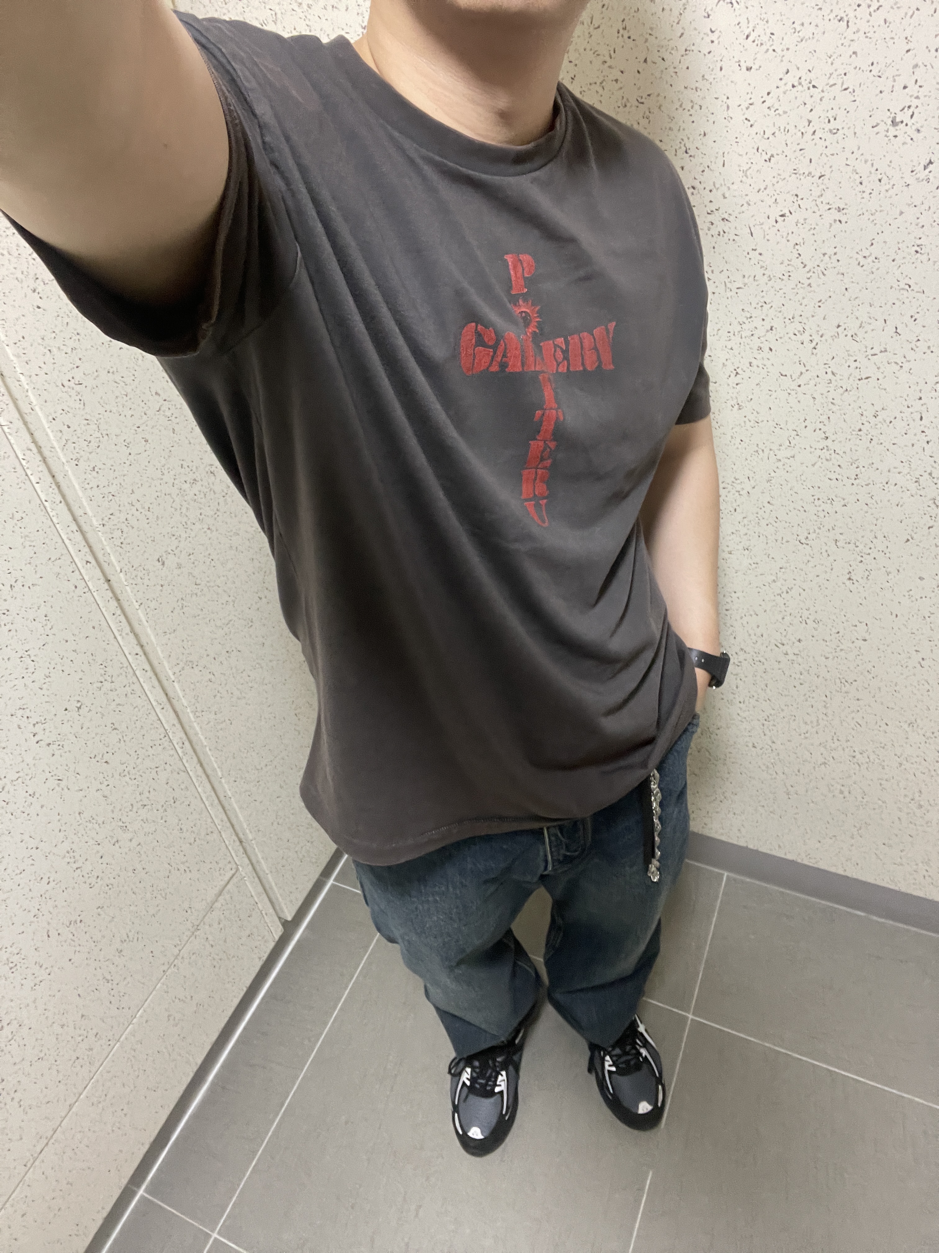 Asics Gel-Venture 6 Carrier Grey, Polyteru 1011 1/2 Graphic T Shirt 'Cross Tee' Washed Charcoal Brown 착용 스타일 - 1