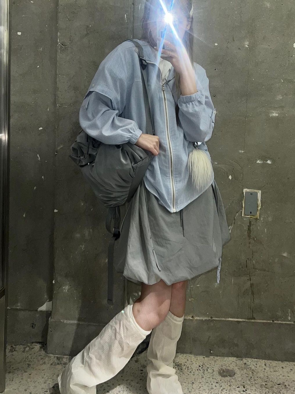 ACOC Blooming Mini Backpack Gray 착용 스타일 - 2
