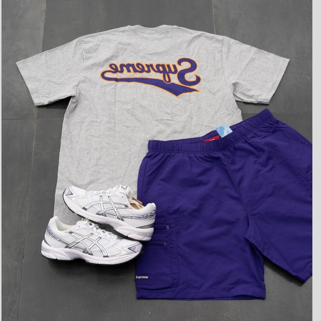 Supreme Backwards T-Shirt Heather Grey - 24SS, Supreme Backwards T-Shirt White - 24SS 착용 스타일 - 1