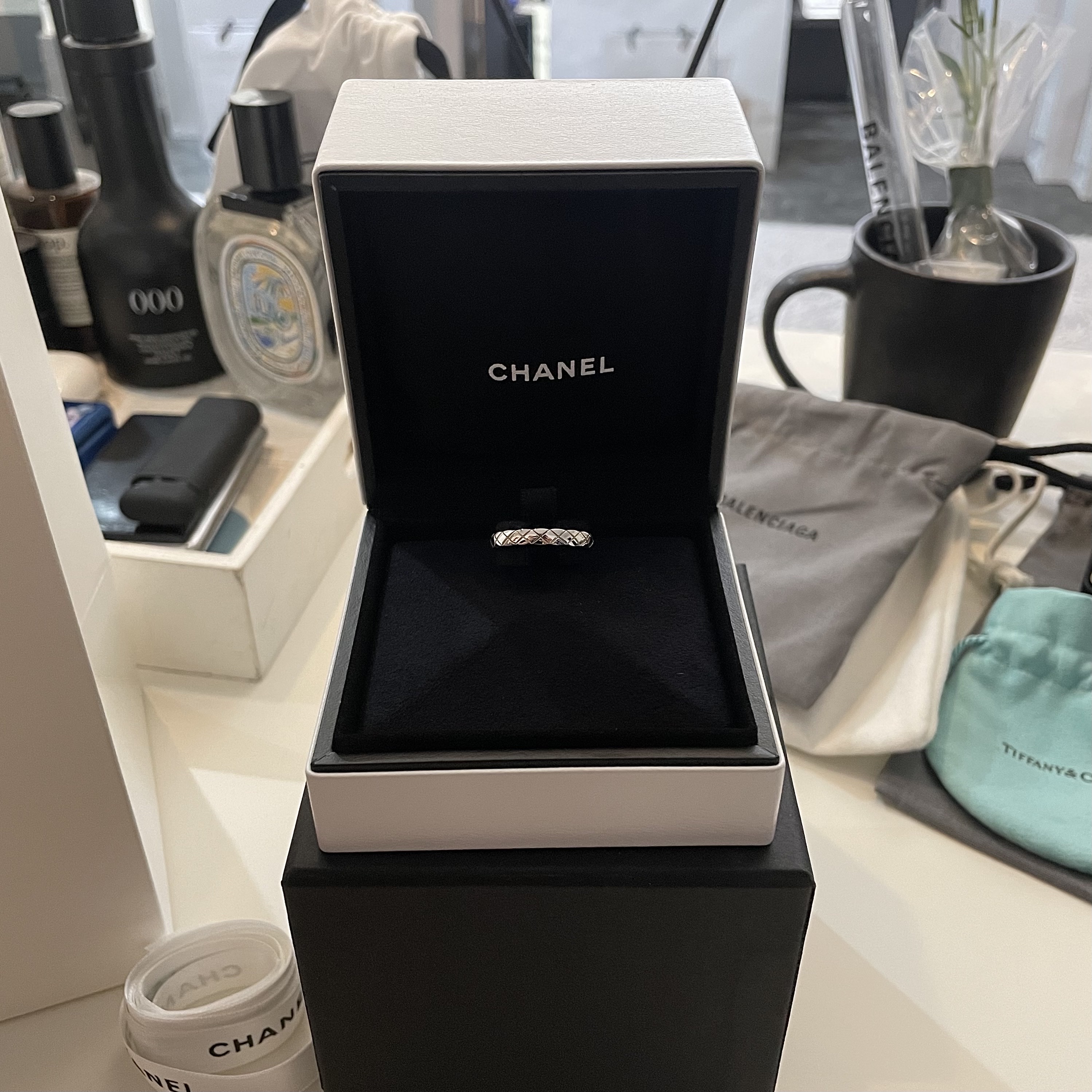 Chanel Coco Crush Ring Quilted Motif Mini & 18K White Gold 착용 스타일 - 2