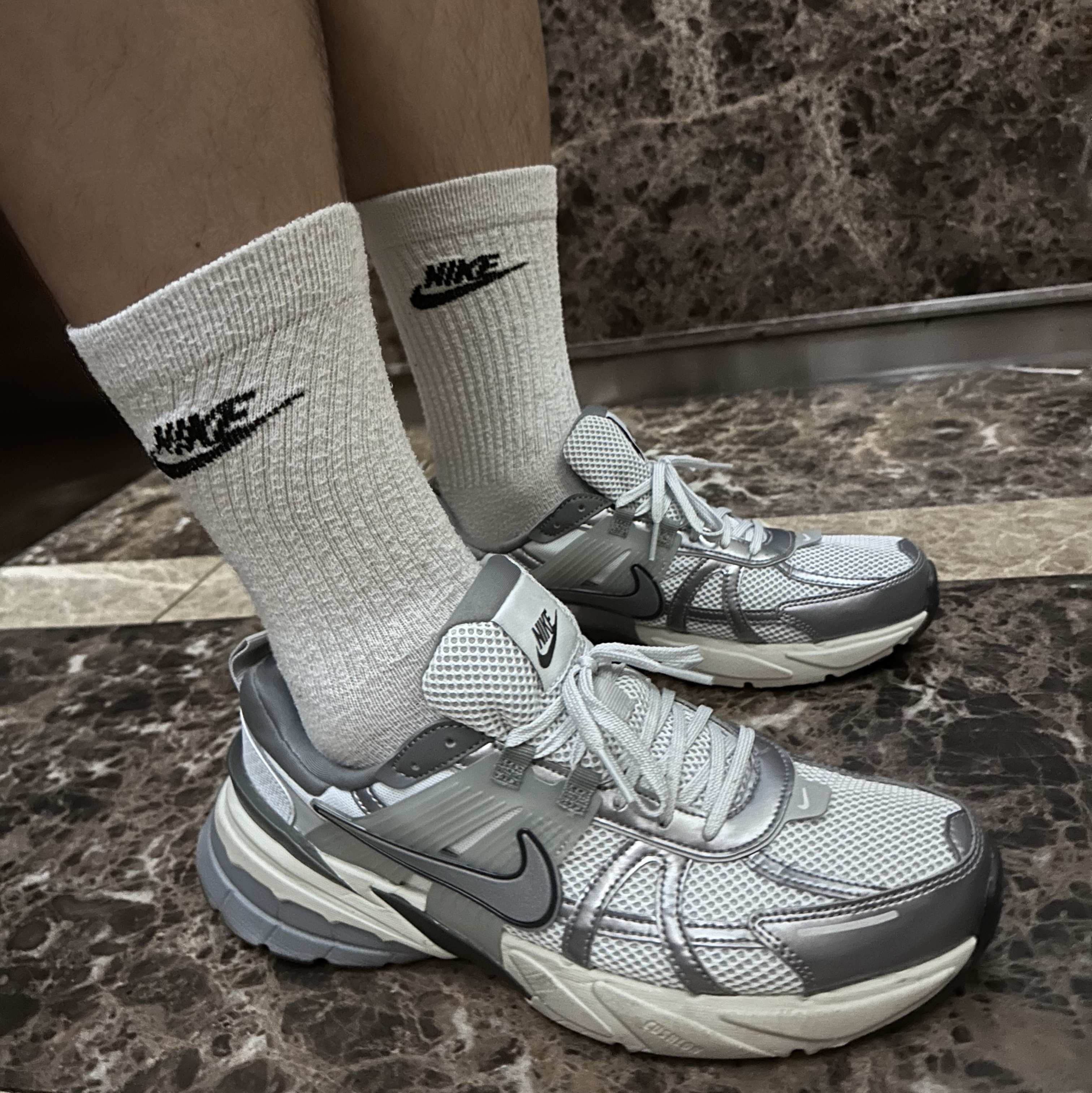 Nike V2K Run Pure Platinum Wolf Grey 착용 스타일 - 2