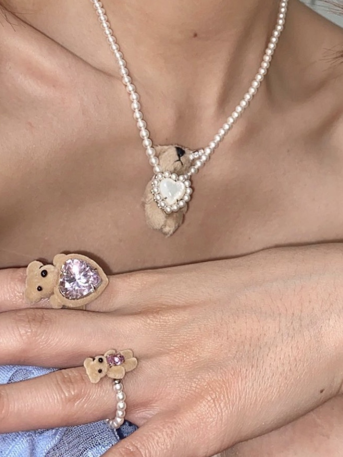 Yvmin Furry Bear Pearl Necklace Brown - 24FW, Yvmin Mini Flocked Bear Pearl Ring Pink - 24FW 착용 스타일 - 1