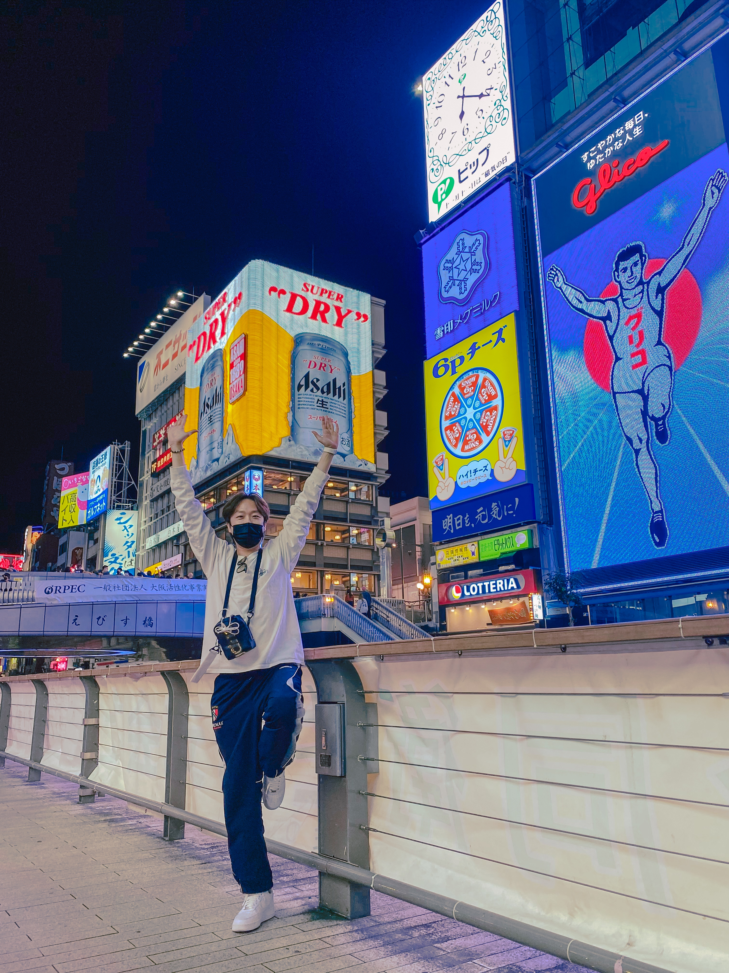 Supreme x Umbro Track Pants Black - 22SS, Supreme Neck Pouch Black - 21SS 착용 스타일 - 5