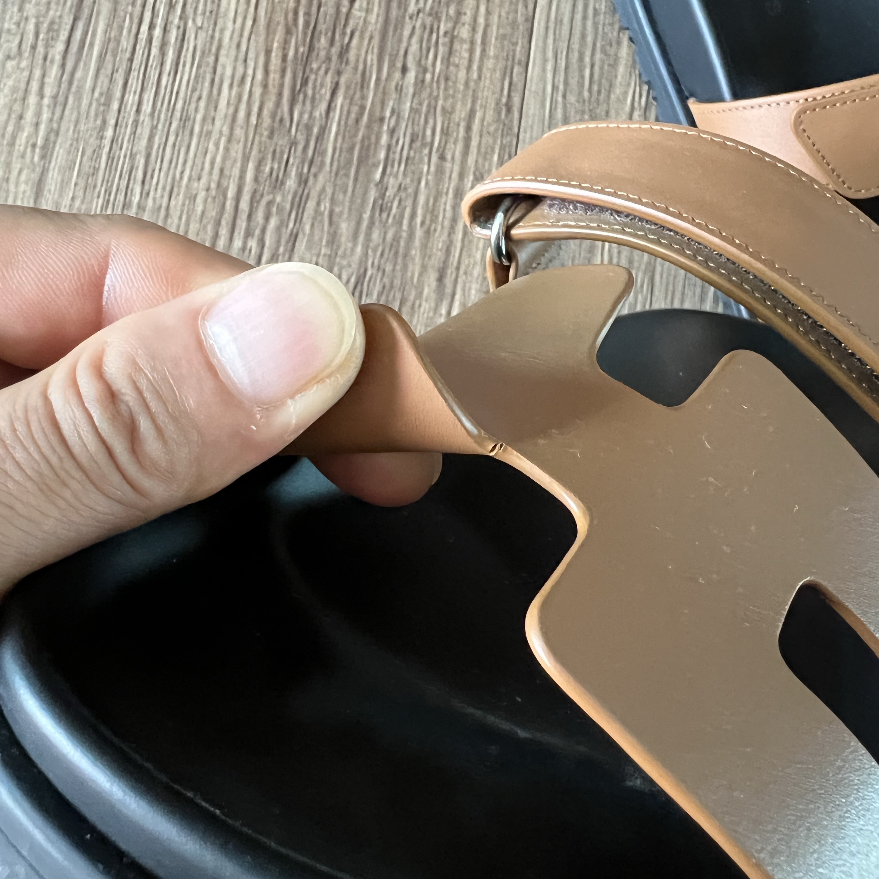 (W) Hermes Chypre Sandal Calfskin & Naturel 착용 스타일 - 5