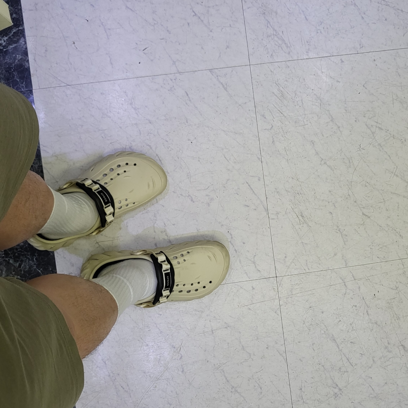 Crocs Echo Clog Bone Black 착용 스타일