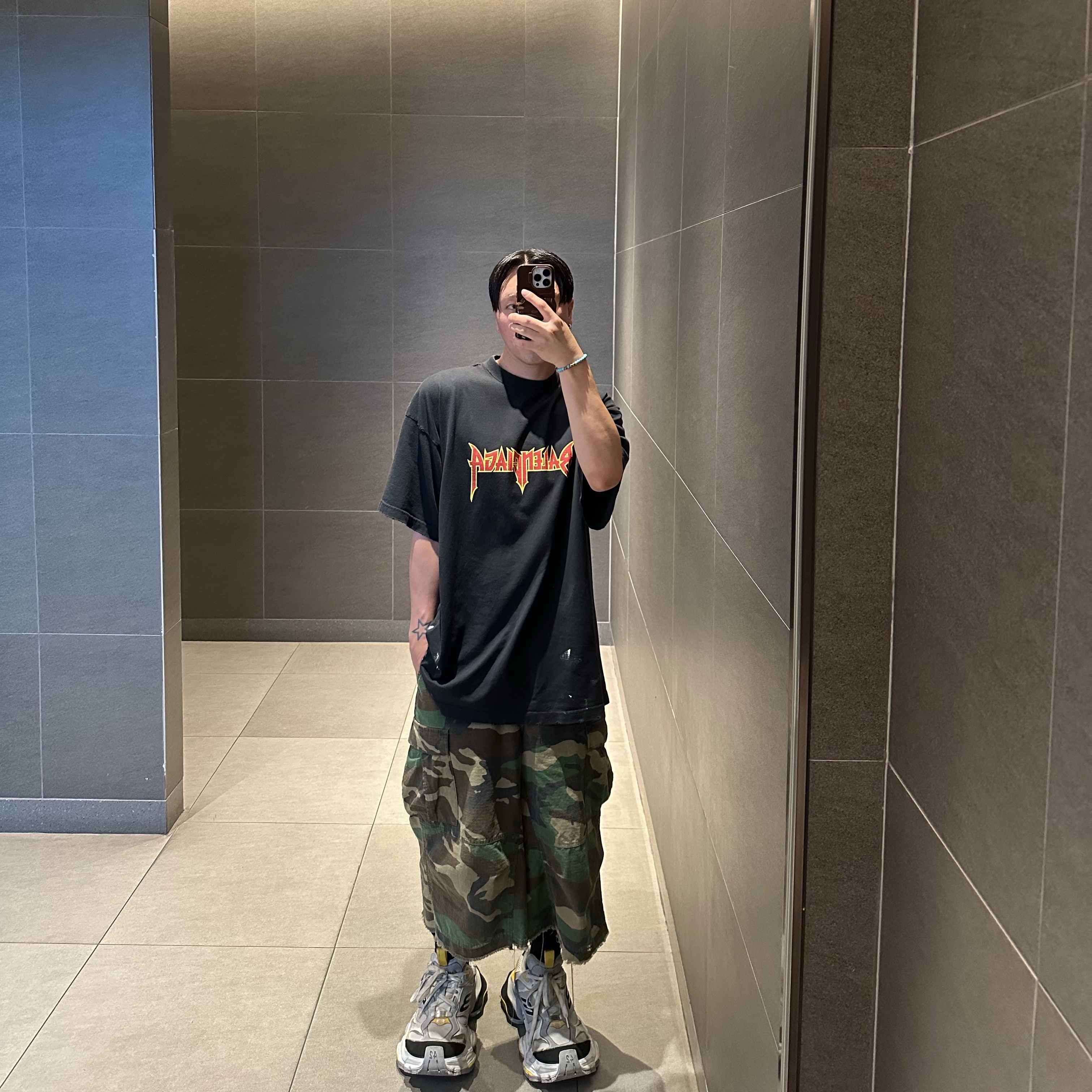 Balenciaga Cargo Sneakers White Grey 착용 스타일 - 4