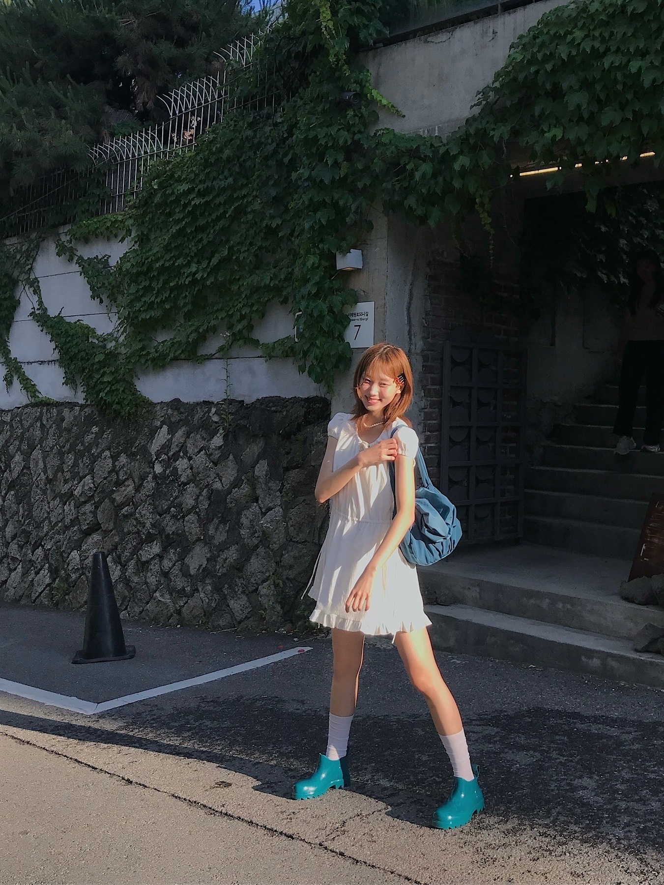 ACOC Blooming Hobo Bag Deeb Blue 착용 스타일 - 2
