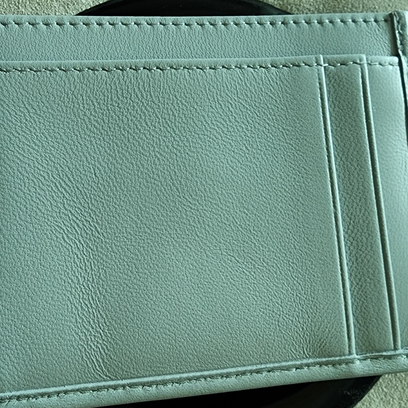 Miu Miu Matelasse Nappa Leather Card Holder Cornflower Blue 착용 스타일 - 2