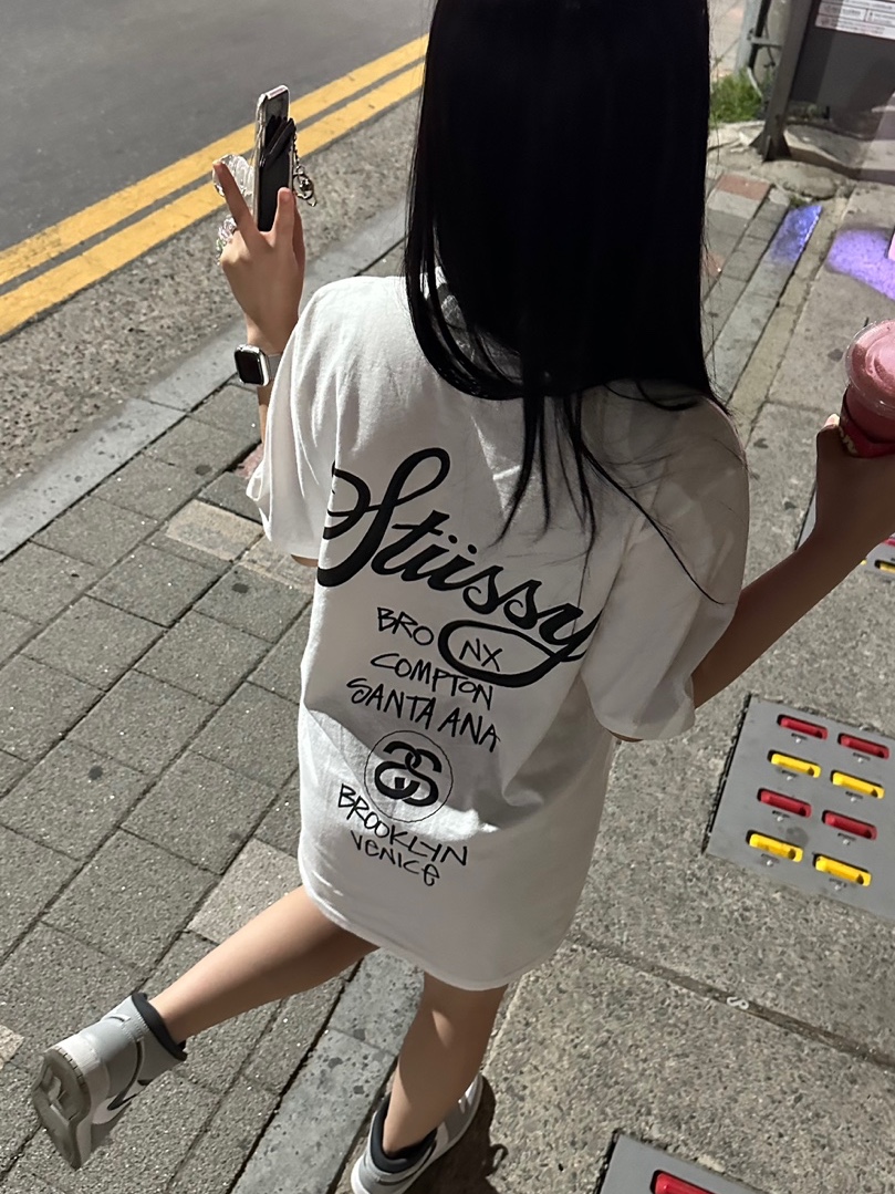 Stussy World Tour T-Shirt White 2023, Jordan 1 Mid Light Smoke Grey Anthracite 착용 스타일 - 2