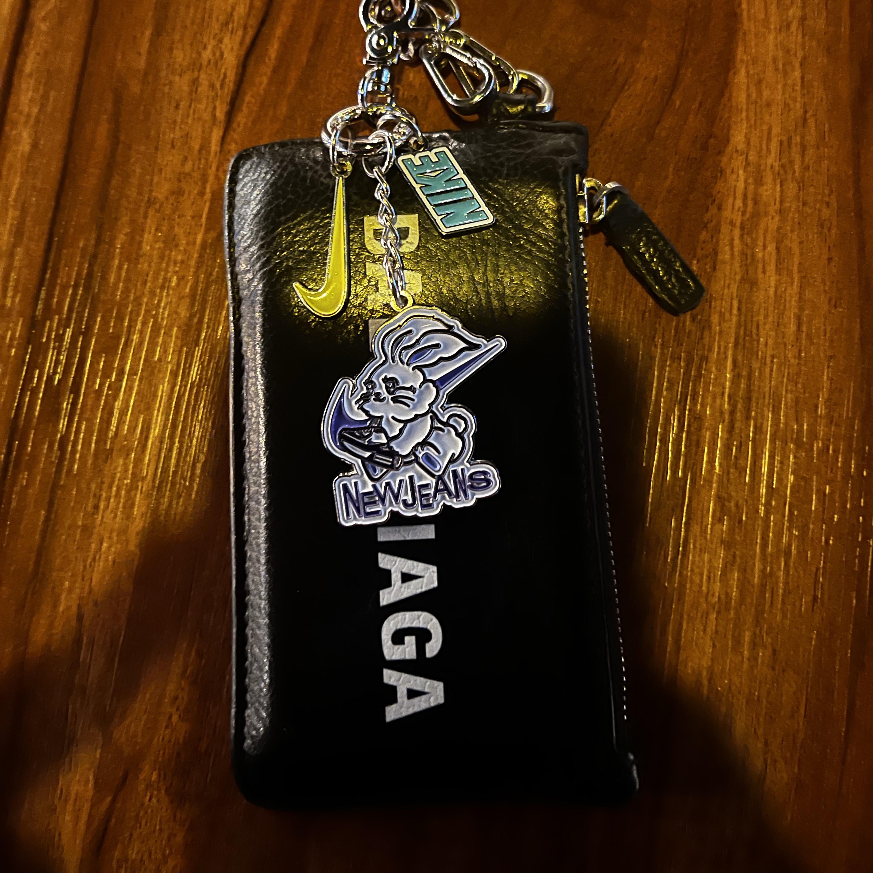 Nike x Newjeans Nike Gangnam Opening Anniversary Keyring Multicolor, Balenciaga Cash Keyring Card Case Black Silver 착용 스타일