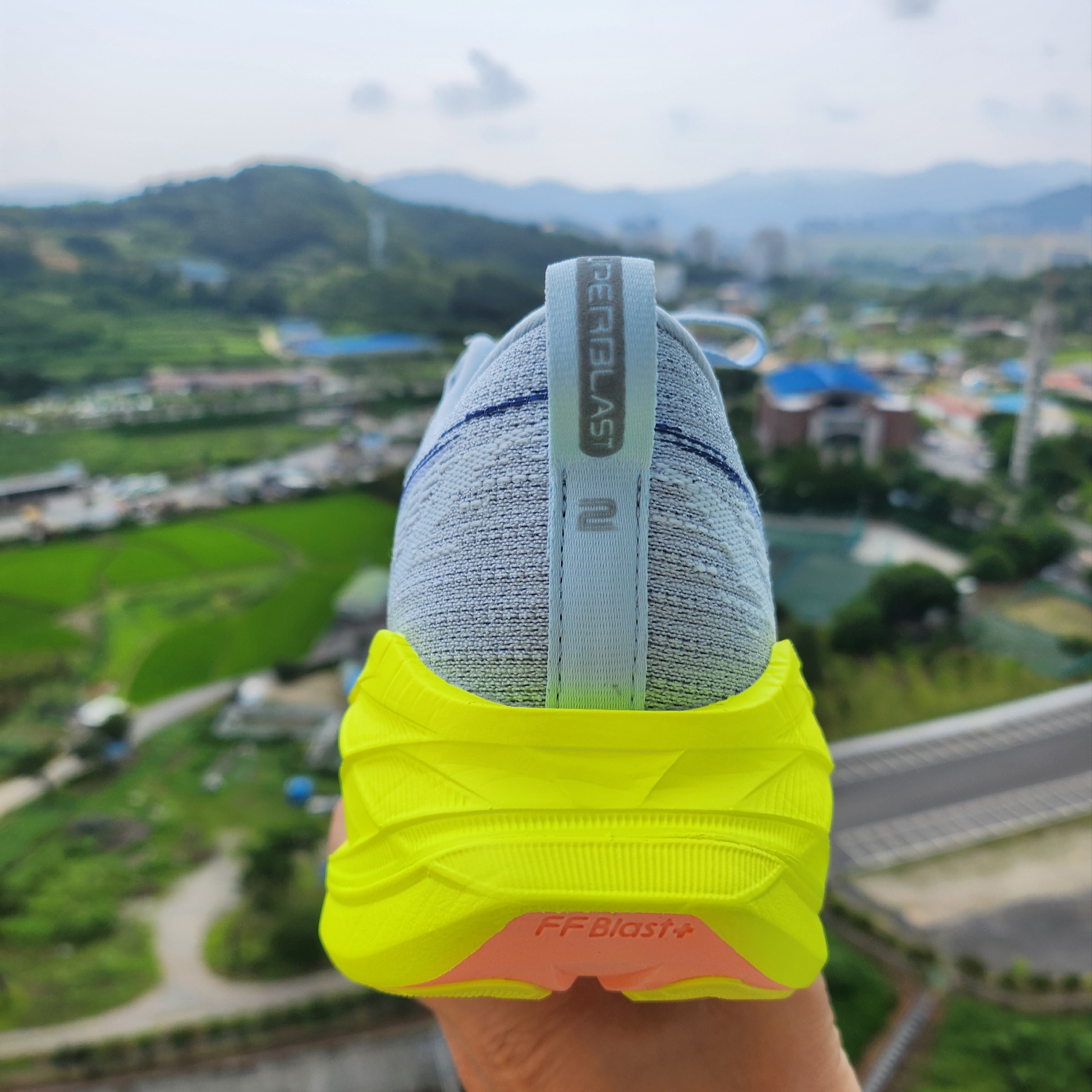 Asics Superblast 2 Paris Cool Grey Safety Yellow 착용 스타일 - 2