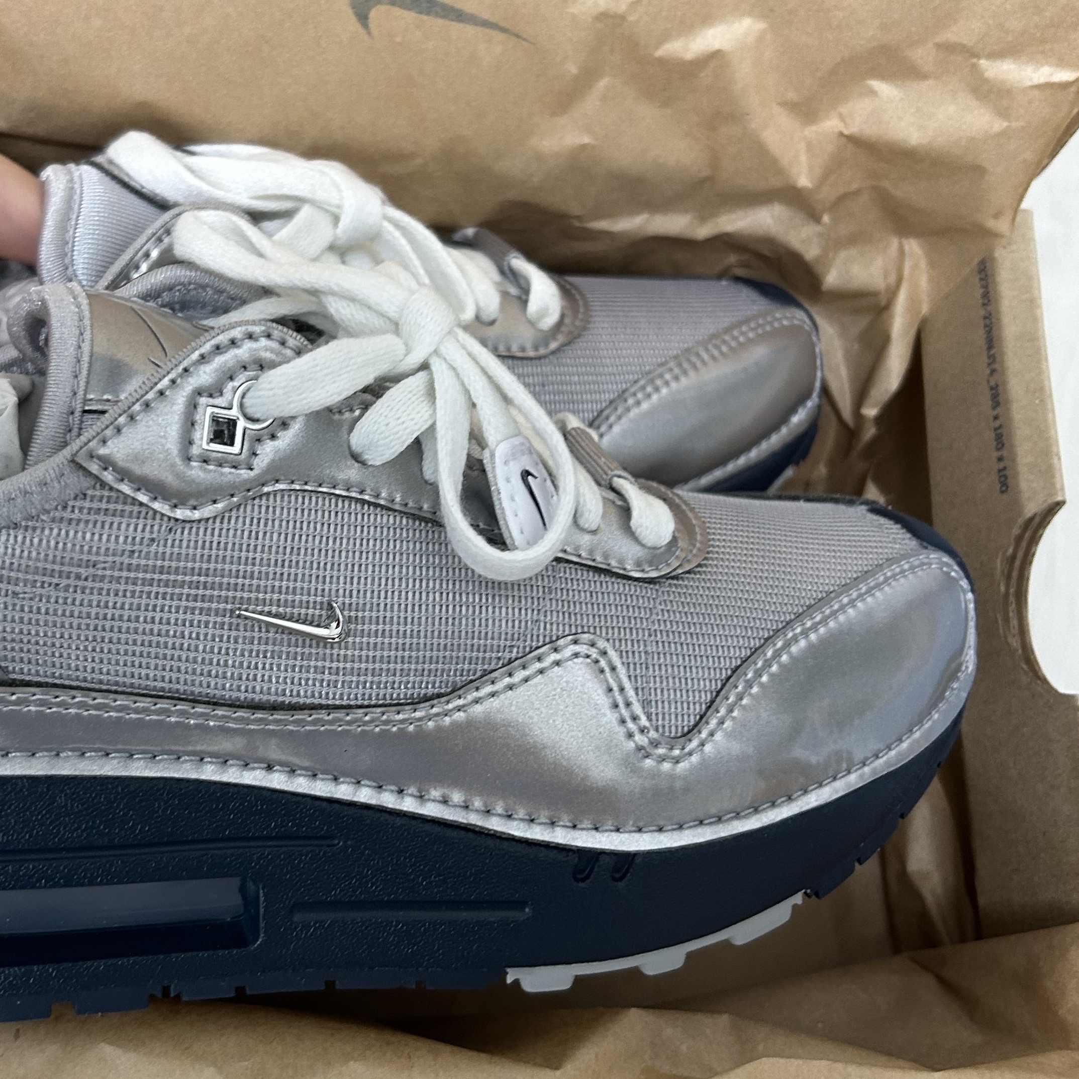 Nike x Jacquemus Air Max 1 '86 Metallic Silver Midnight Navy 착용 스타일 - 1
