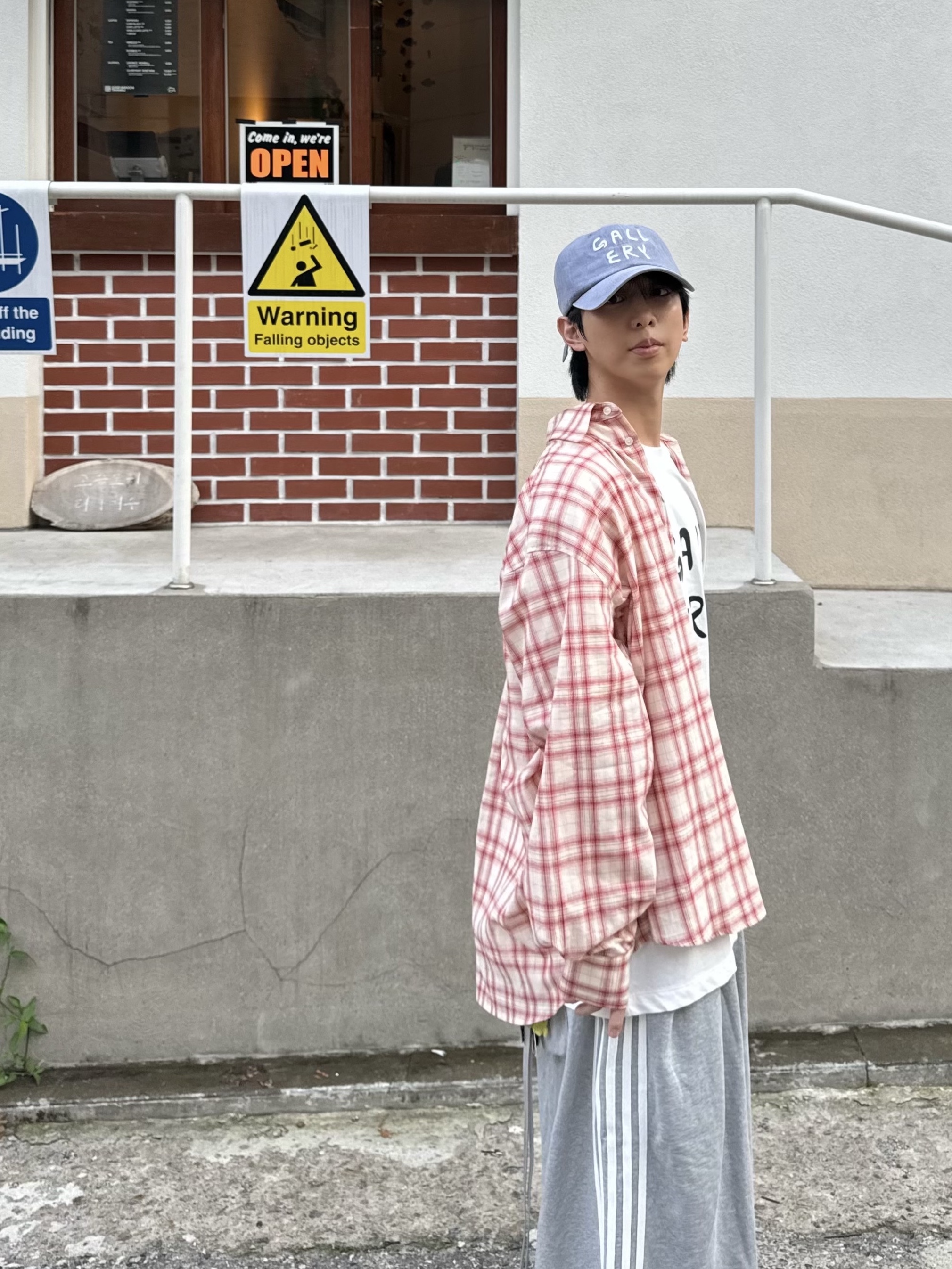 MJD Oversized Check Shirt Pink, Balenciaga 10XL Sneakers White Grey Silver Black 착용 스타일 - 2