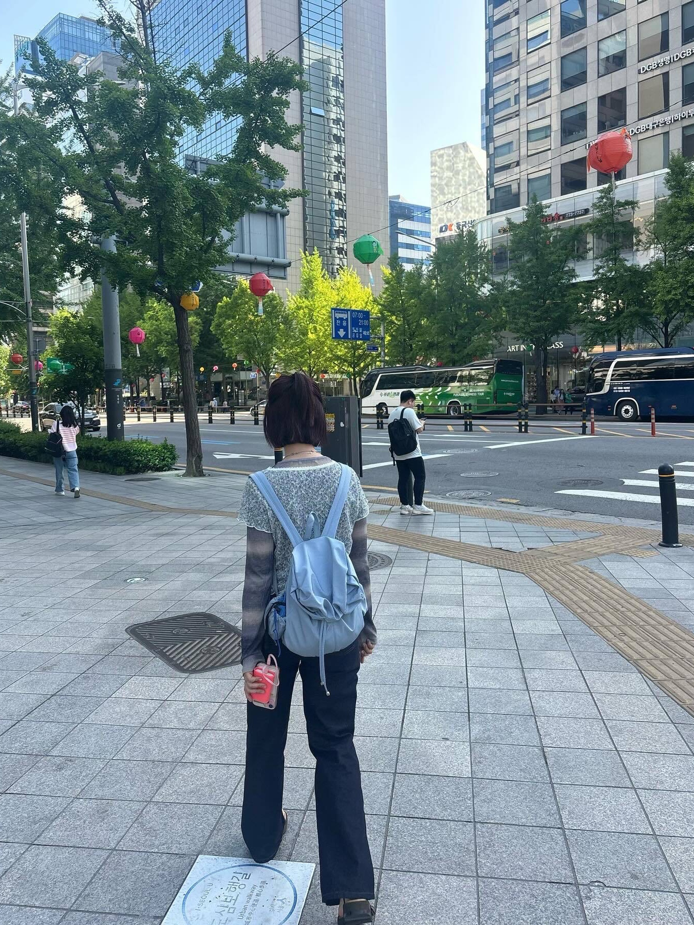 ACOC Blooming Backpack Ice Blue 착용 스타일 - 3