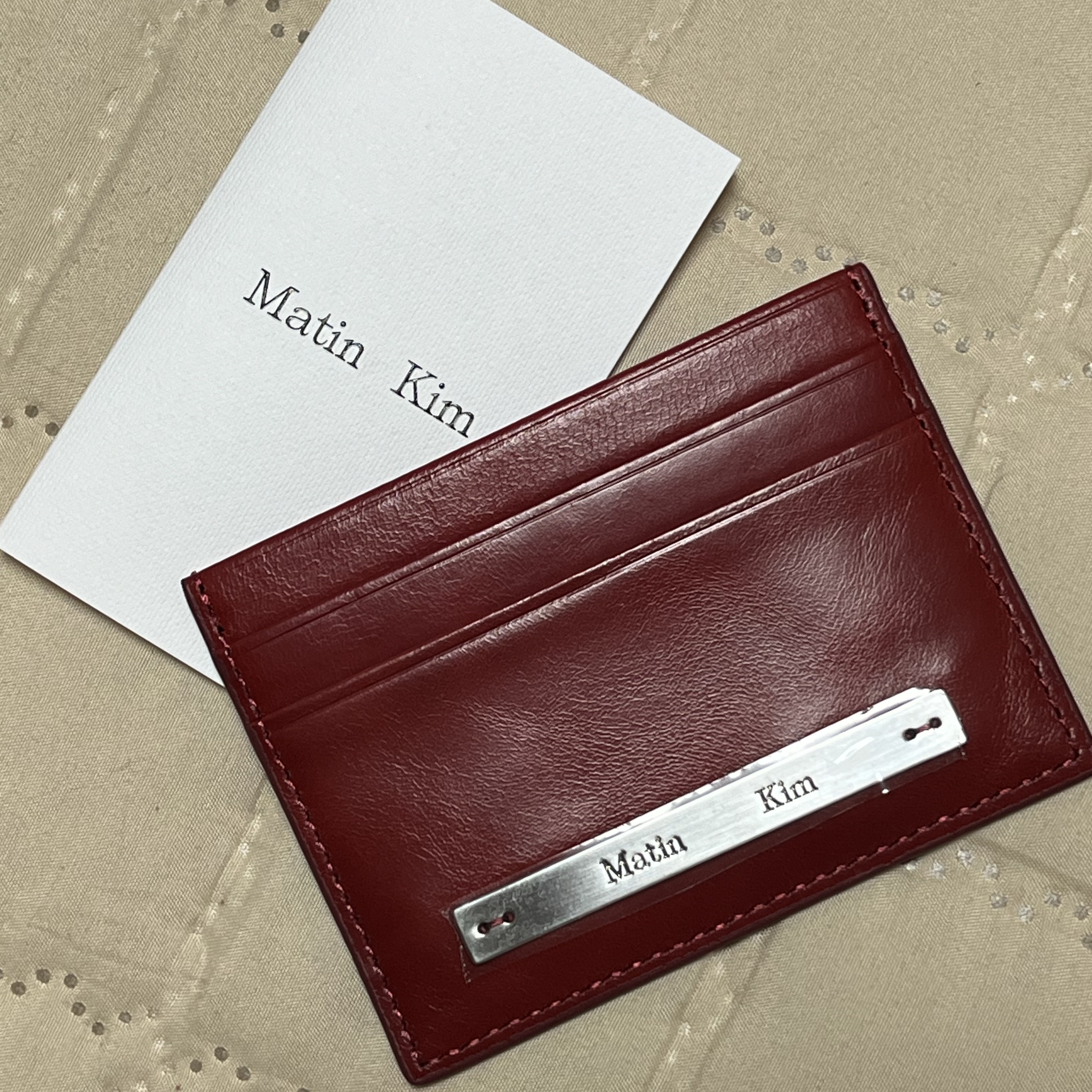 Matin Kim Vintage Card Wallet Red 착용 스타일 - 2