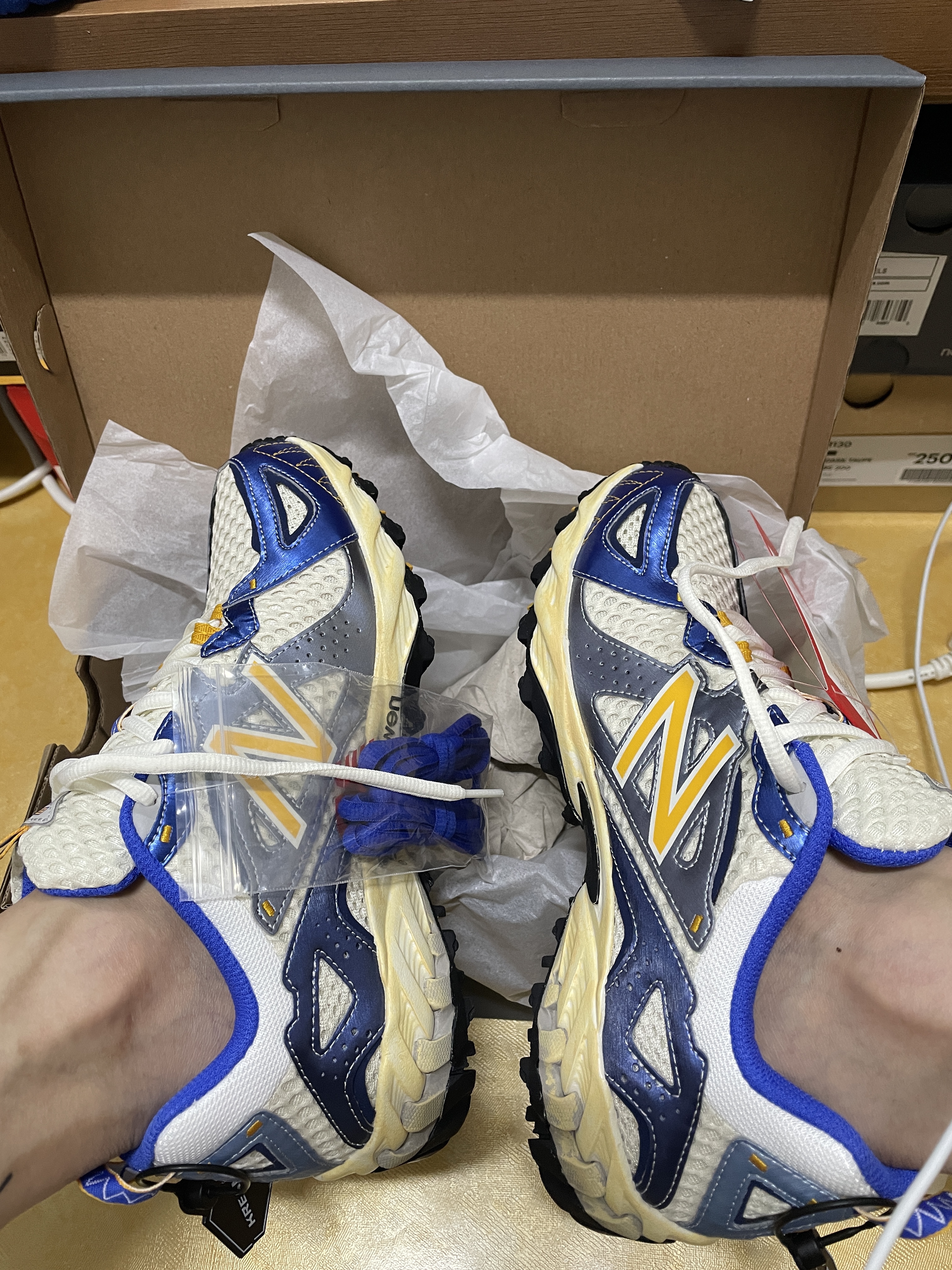 New Balance x Yeseyesee ML610 Atlantic Blue Varsity Gold 착용 스타일 - 3