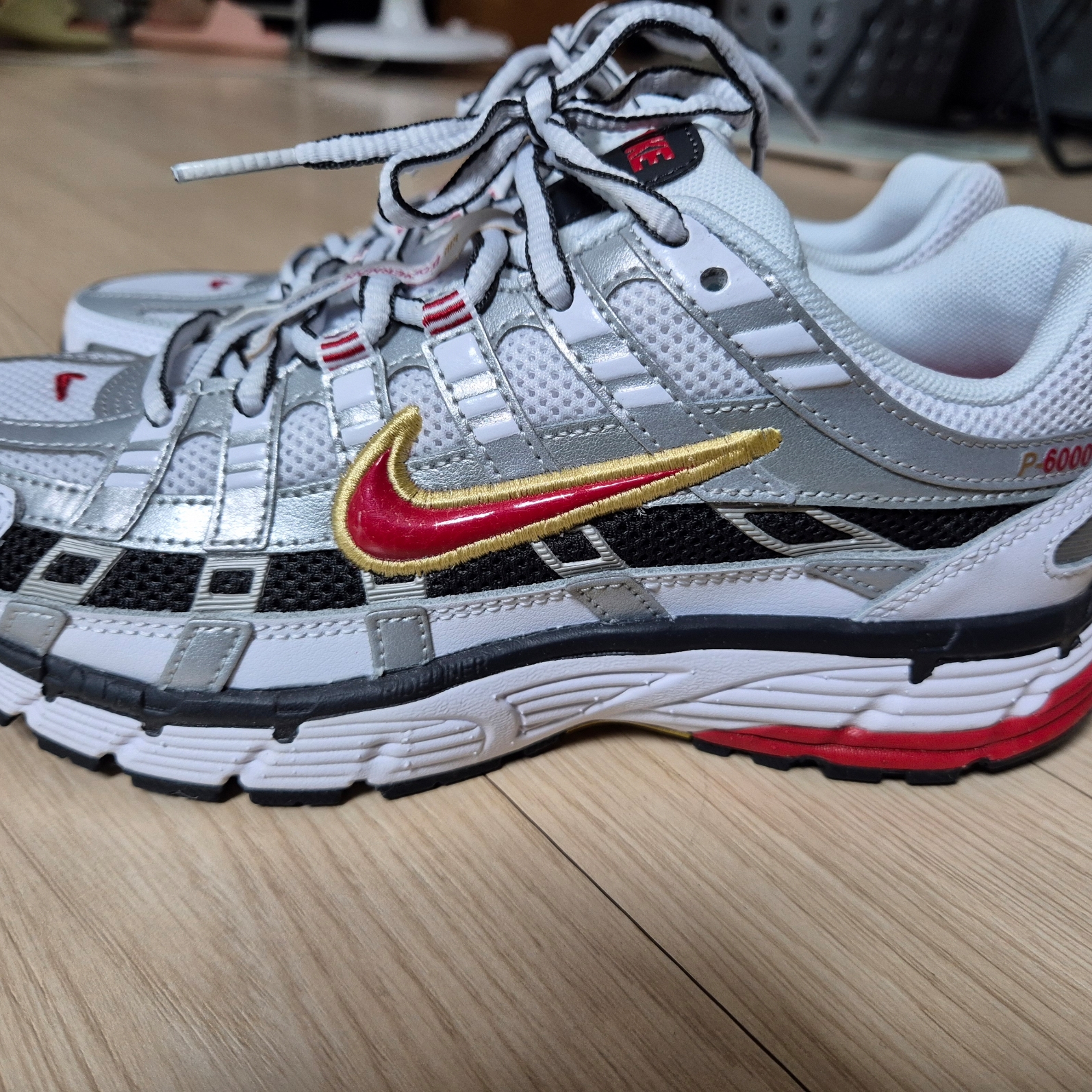 (W) Nike P-6000 Metallic Silver Red 착용 스타일 - 2