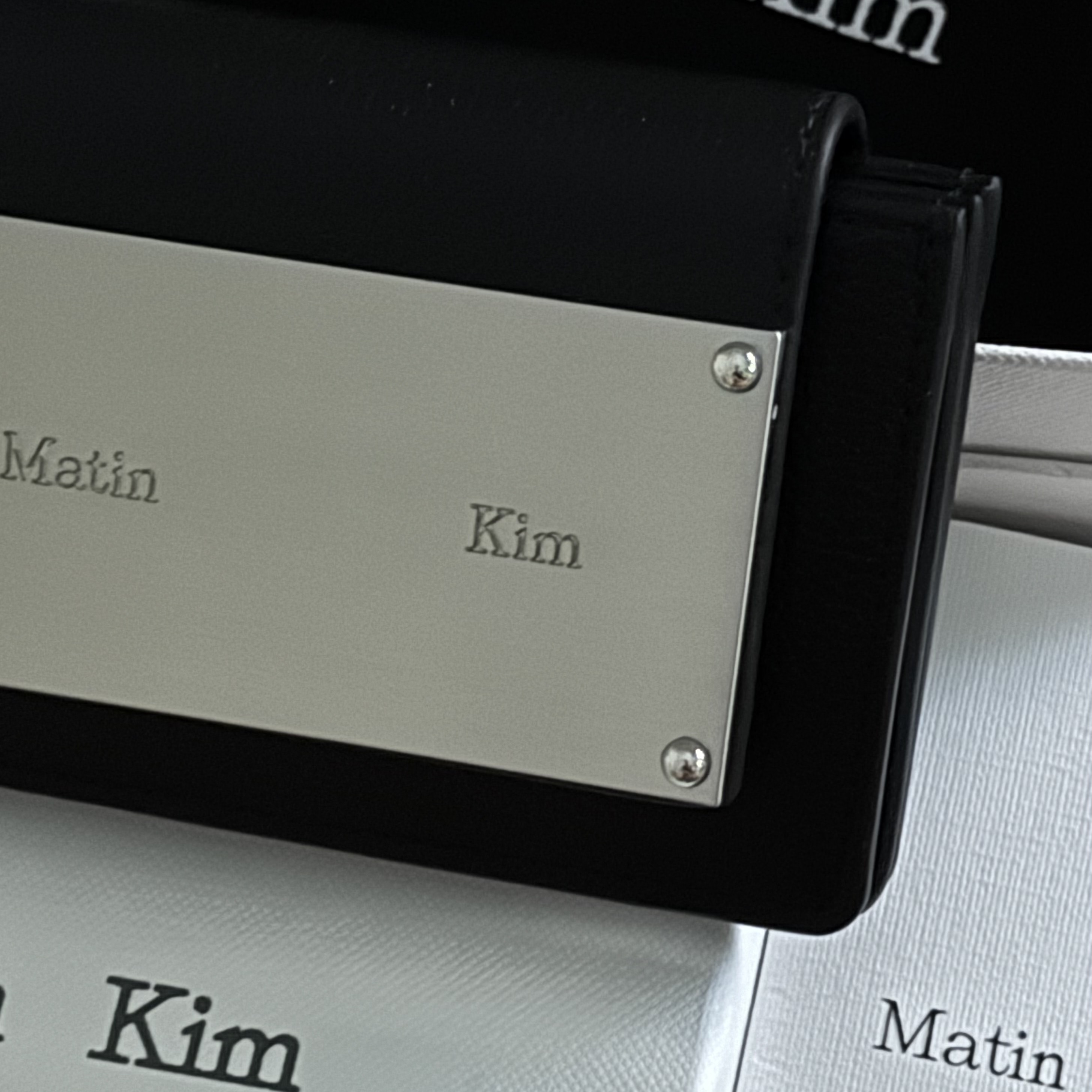Matin Kim Accordion Wallet Black 착용 스타일