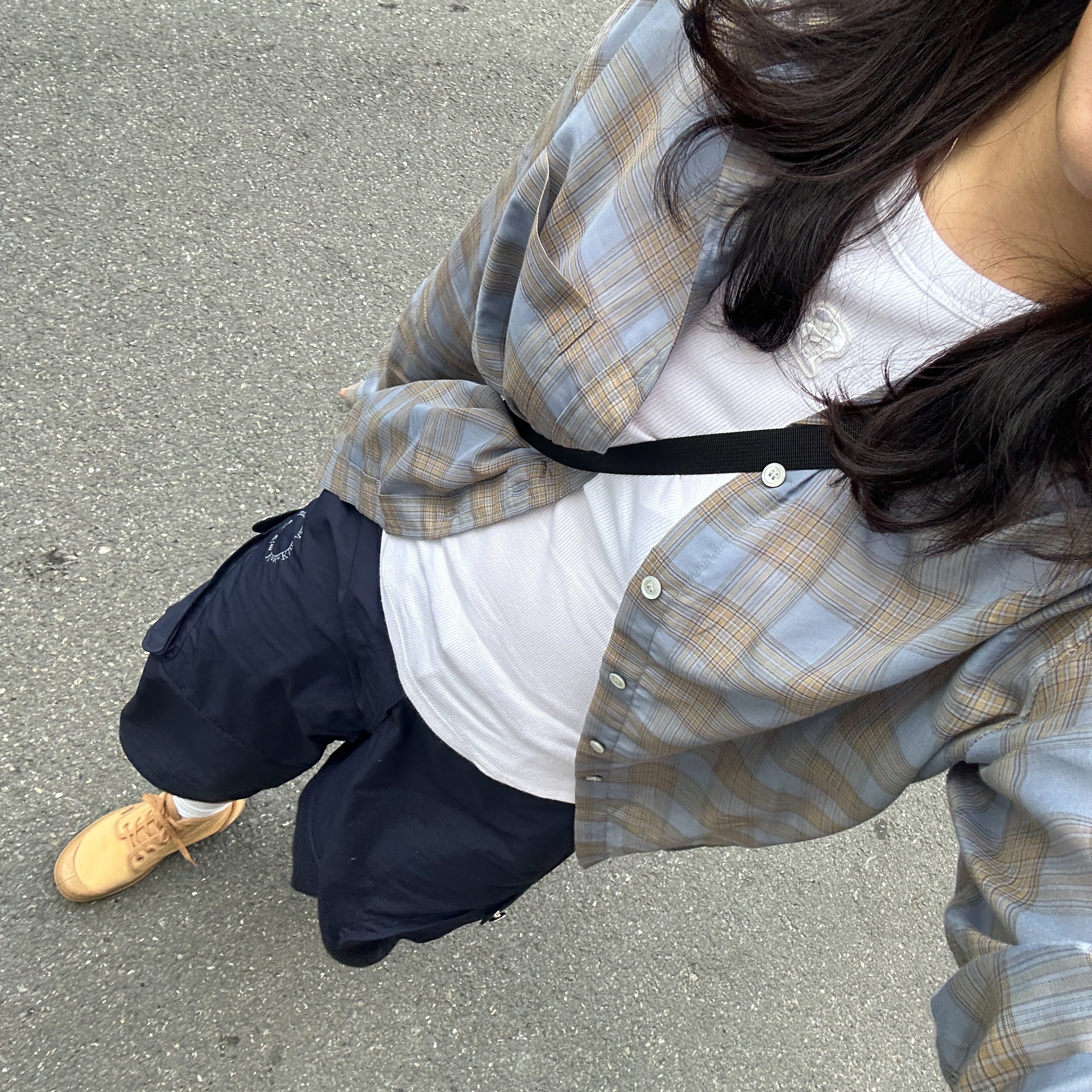 (W) Matin Kim Cargo Bermuda Pants Navy 착용 스타일