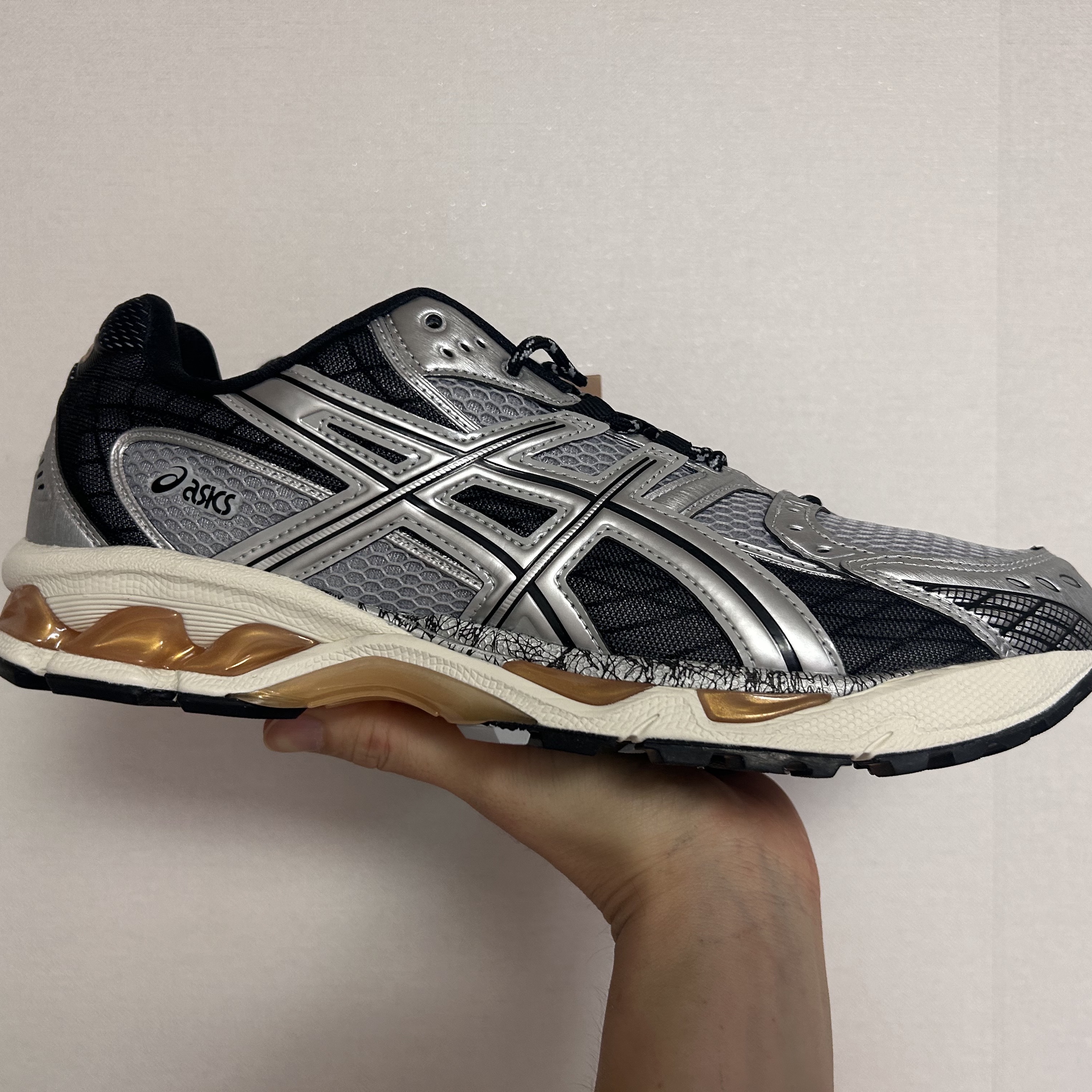 Asics Gel-Nimbus 10.1 Piedmont Grey Pure Silver 착용 스타일 - 1