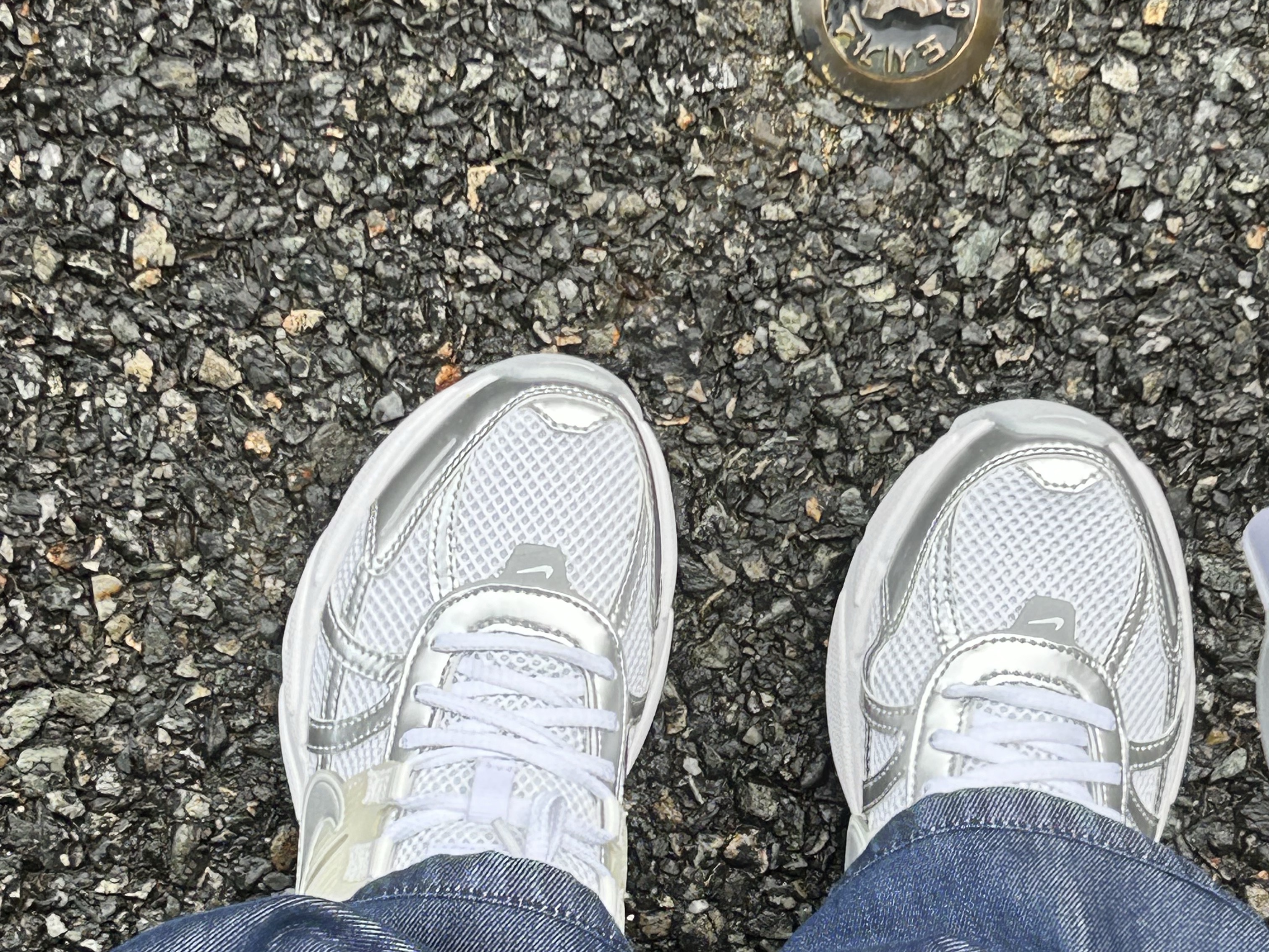 Nike V2K Run Metallic Silver White 착용 스타일