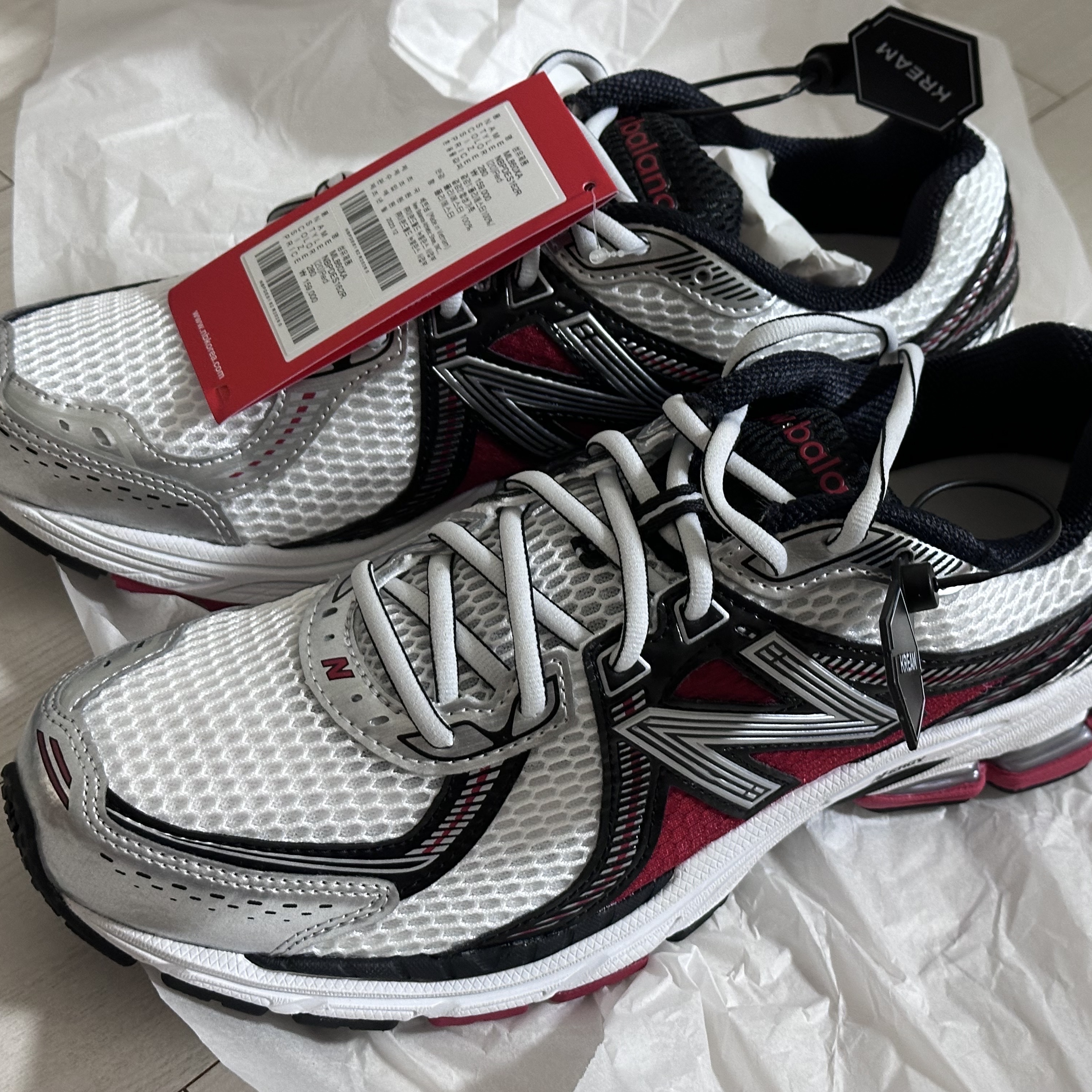 New Balance 860v2 White Red 착용 스타일 - 1