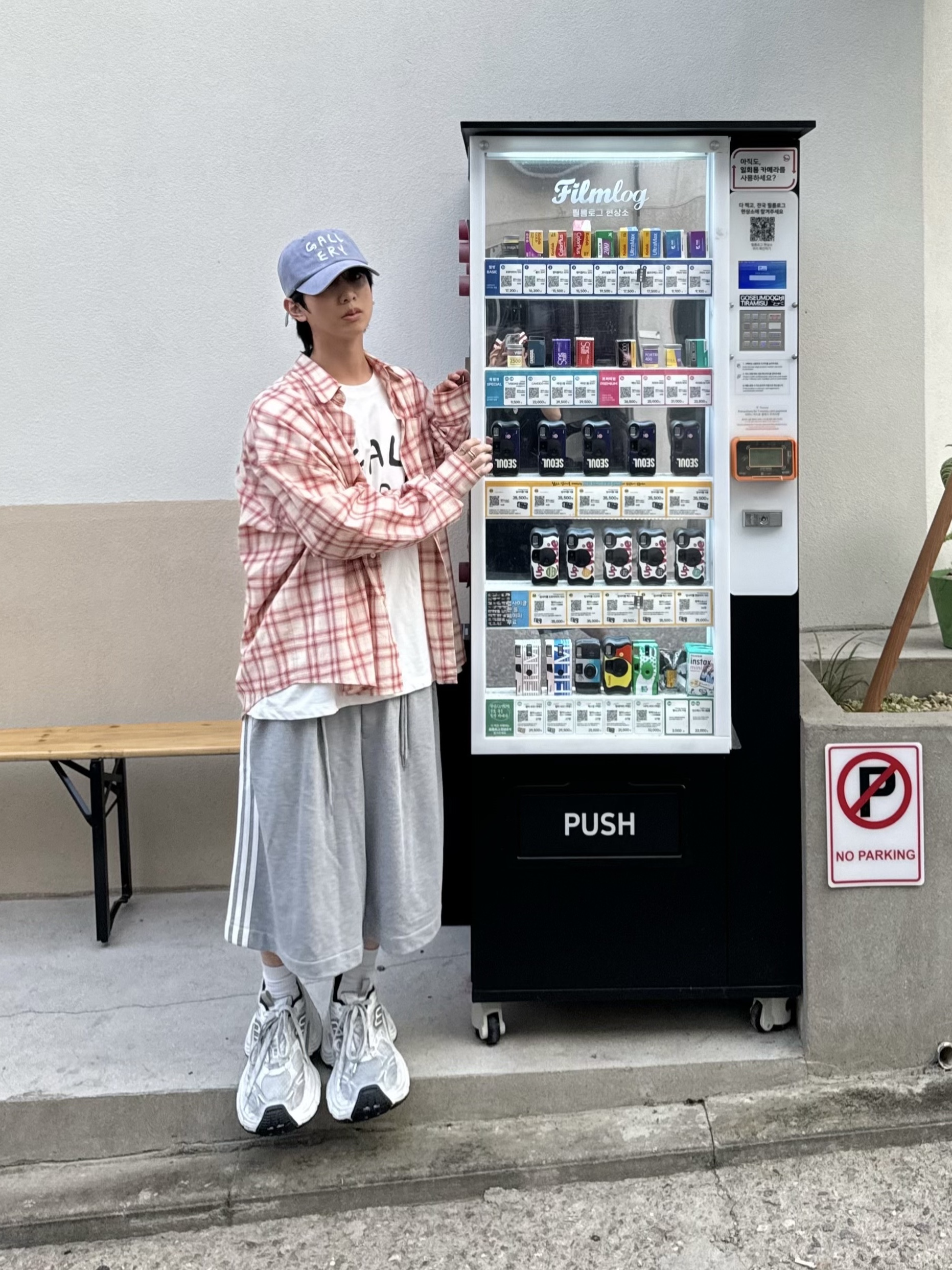 MJD Oversized Check Shirt Pink, Balenciaga 10XL Sneakers White Grey Silver Black 착용 스타일 - 4