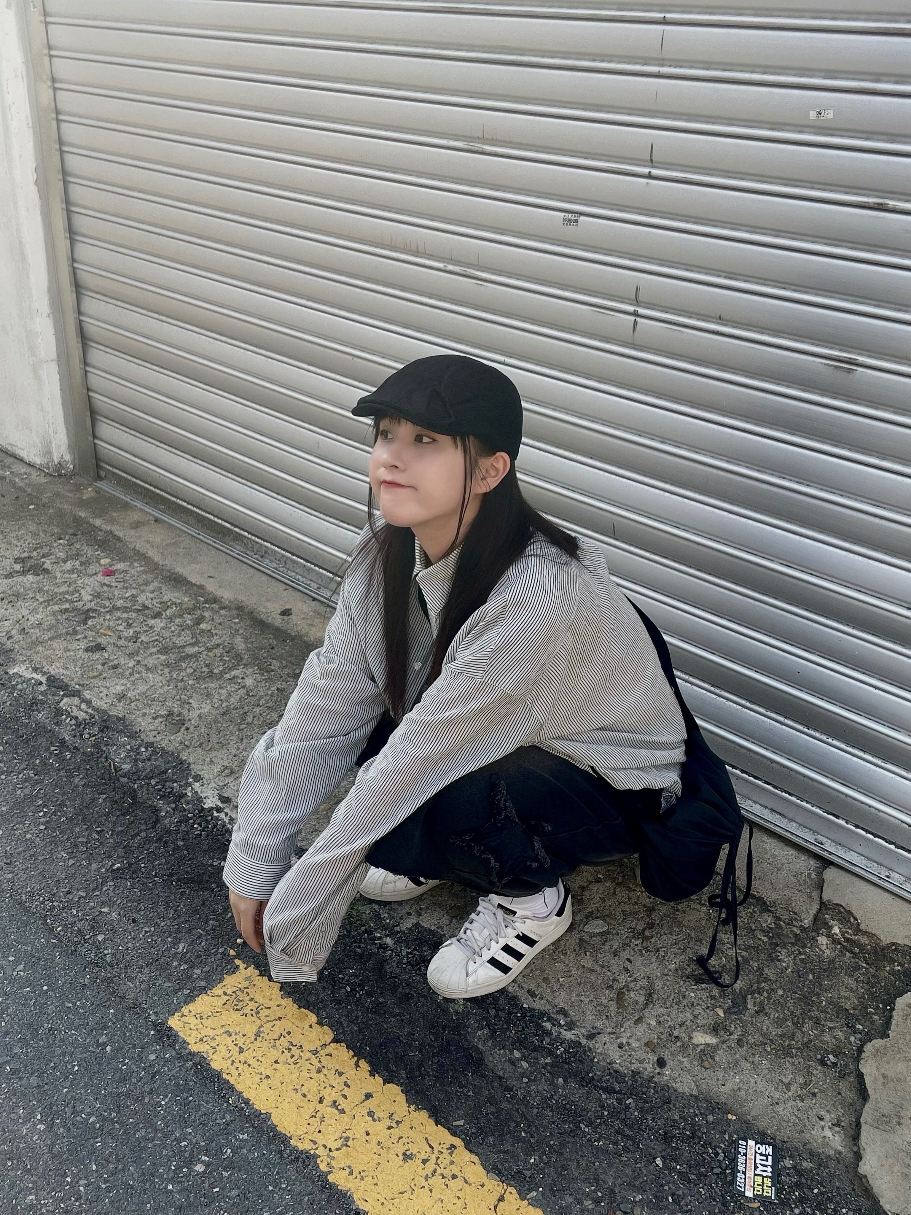 Adidas Superstar White Black, Uniqlo U Drawstring Shoulder Bag Black 착용 스타일 - 2