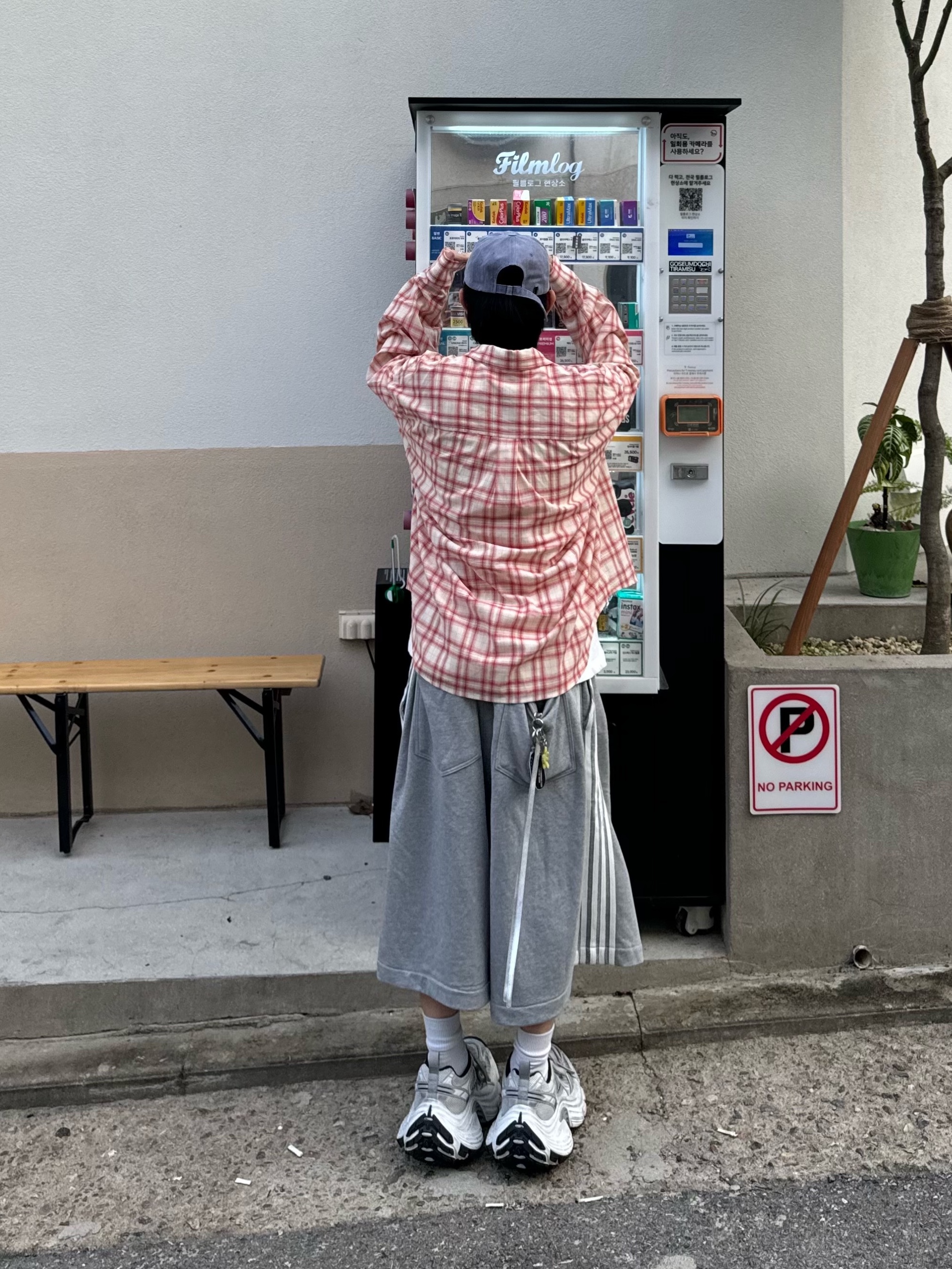 MJD Oversized Check Shirt Pink, Balenciaga 10XL Sneakers White Grey Silver Black 착용 스타일 - 3