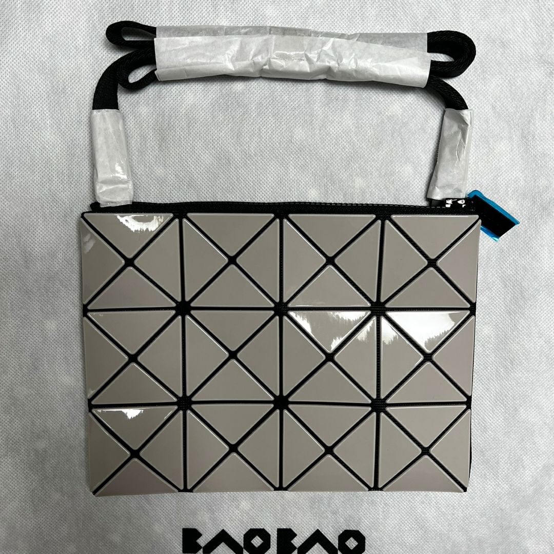 Bao Bao Issey Miyake Lucent W Color Crossbody Bag Light Gray 착용 스타일 - 2