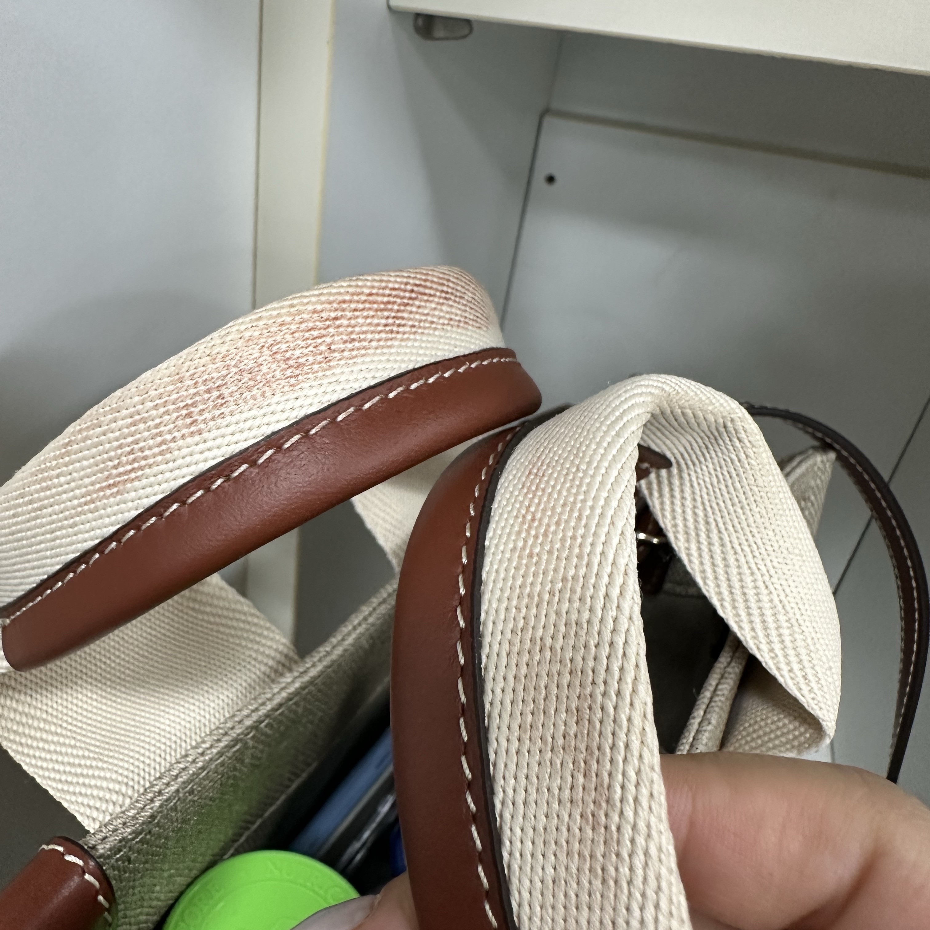 Chloe Woody Small Tote Bag White Brown 착용 스타일