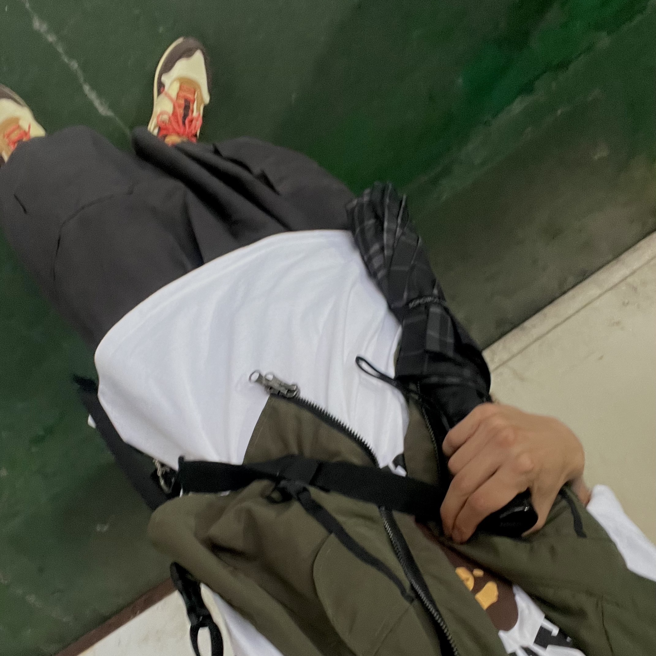 BAPE College T-Shirt White, Nike x Travis Scott Air Max 1 Cact.us Brown 착용 스타일 - 2