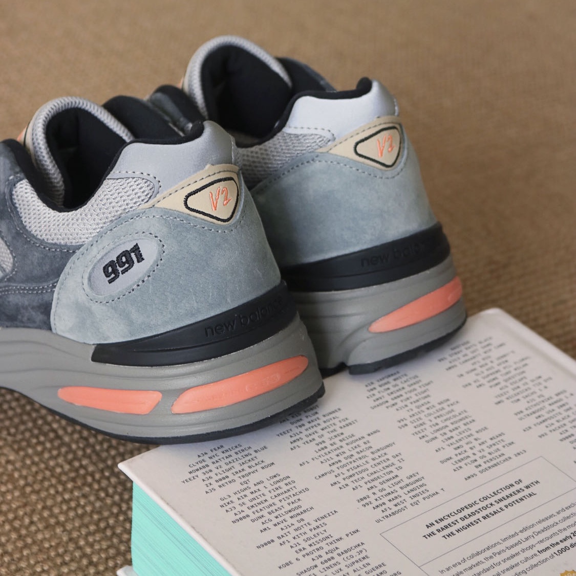 New Balance 991v2 Made in UK Blue Silver 착용 스타일 - 4
