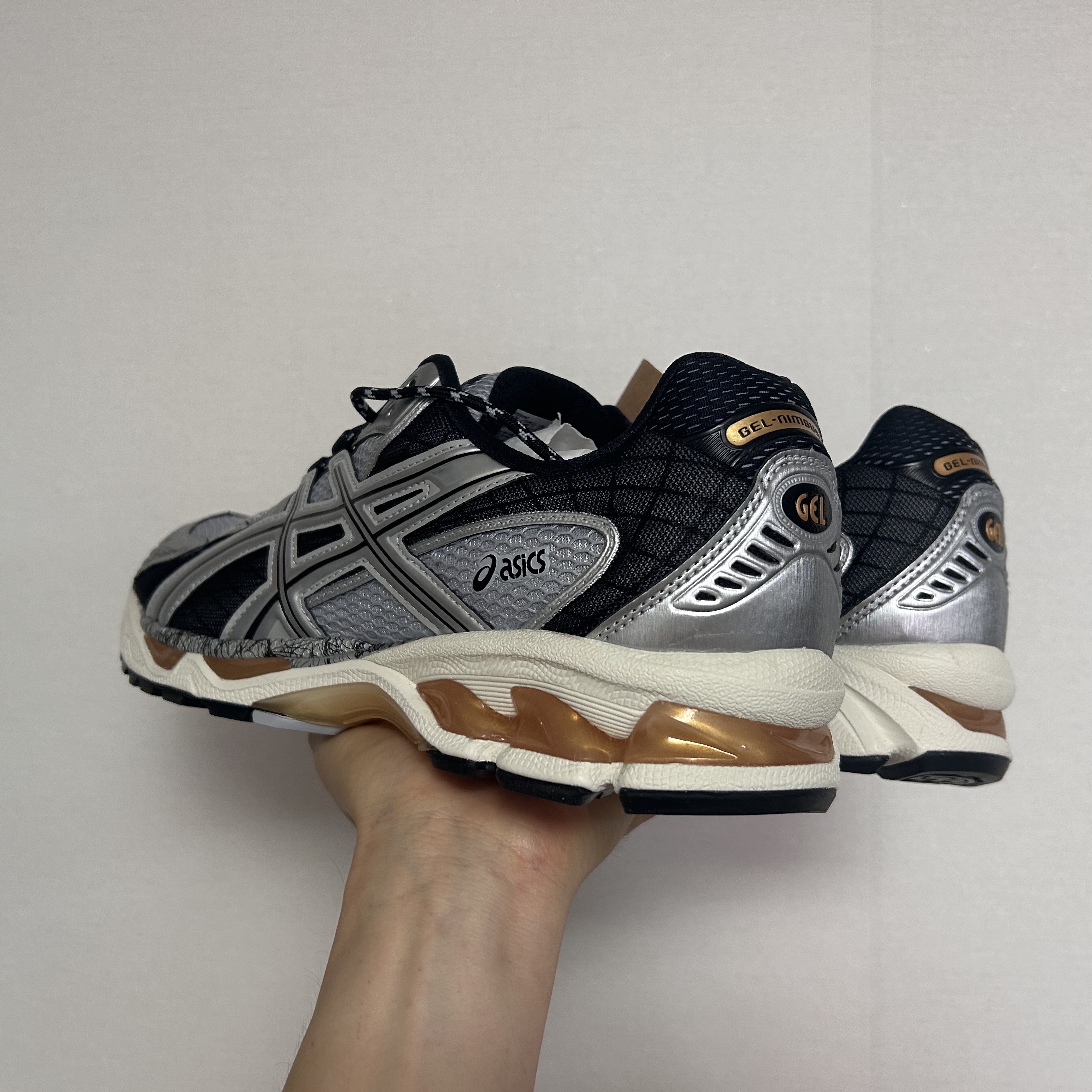 Asics Gel-Nimbus 10.1 Piedmont Grey Pure Silver 착용 스타일 - 3