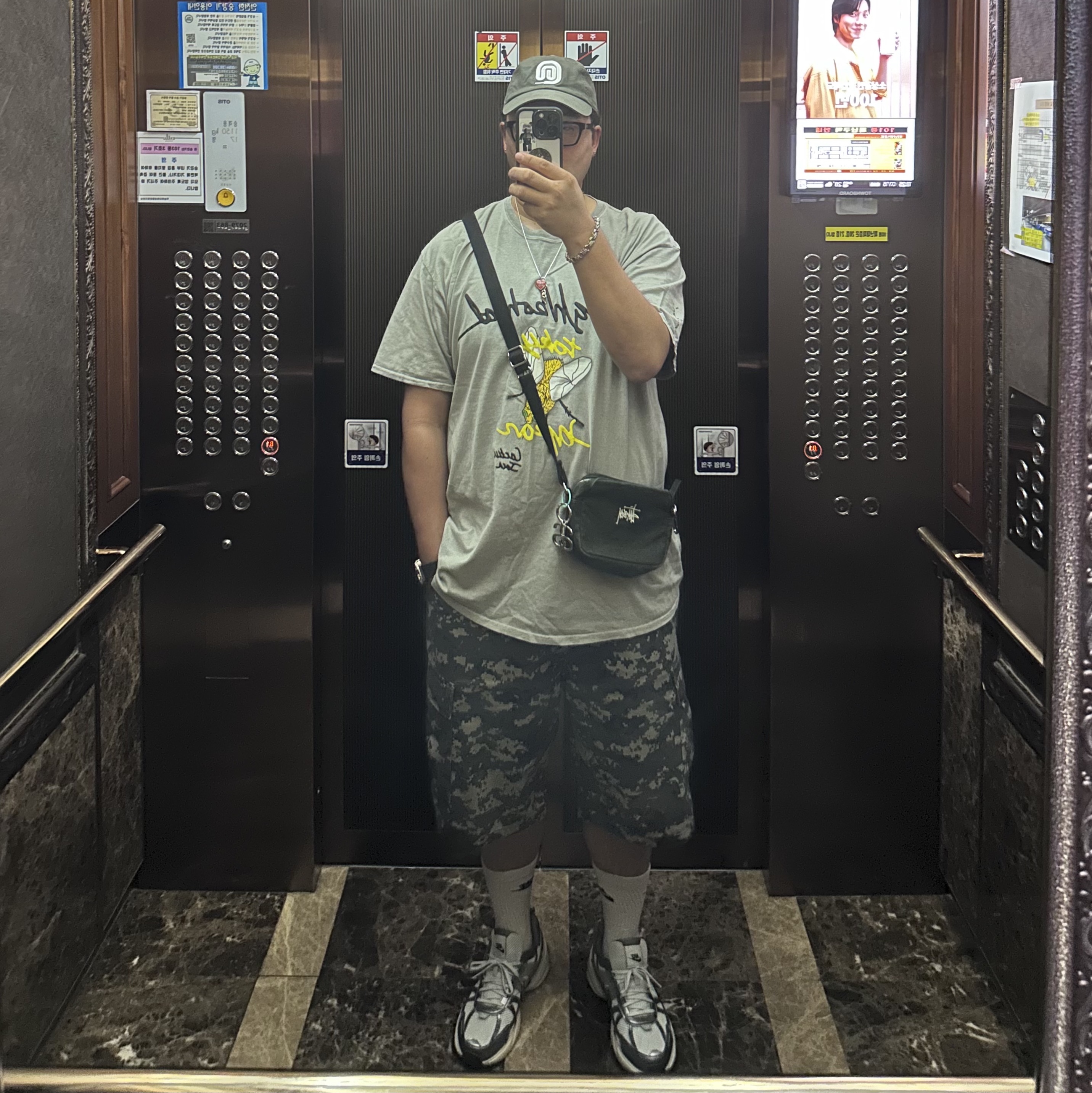 Nike V2K Run Pure Platinum Wolf Grey 착용 스타일 - 1