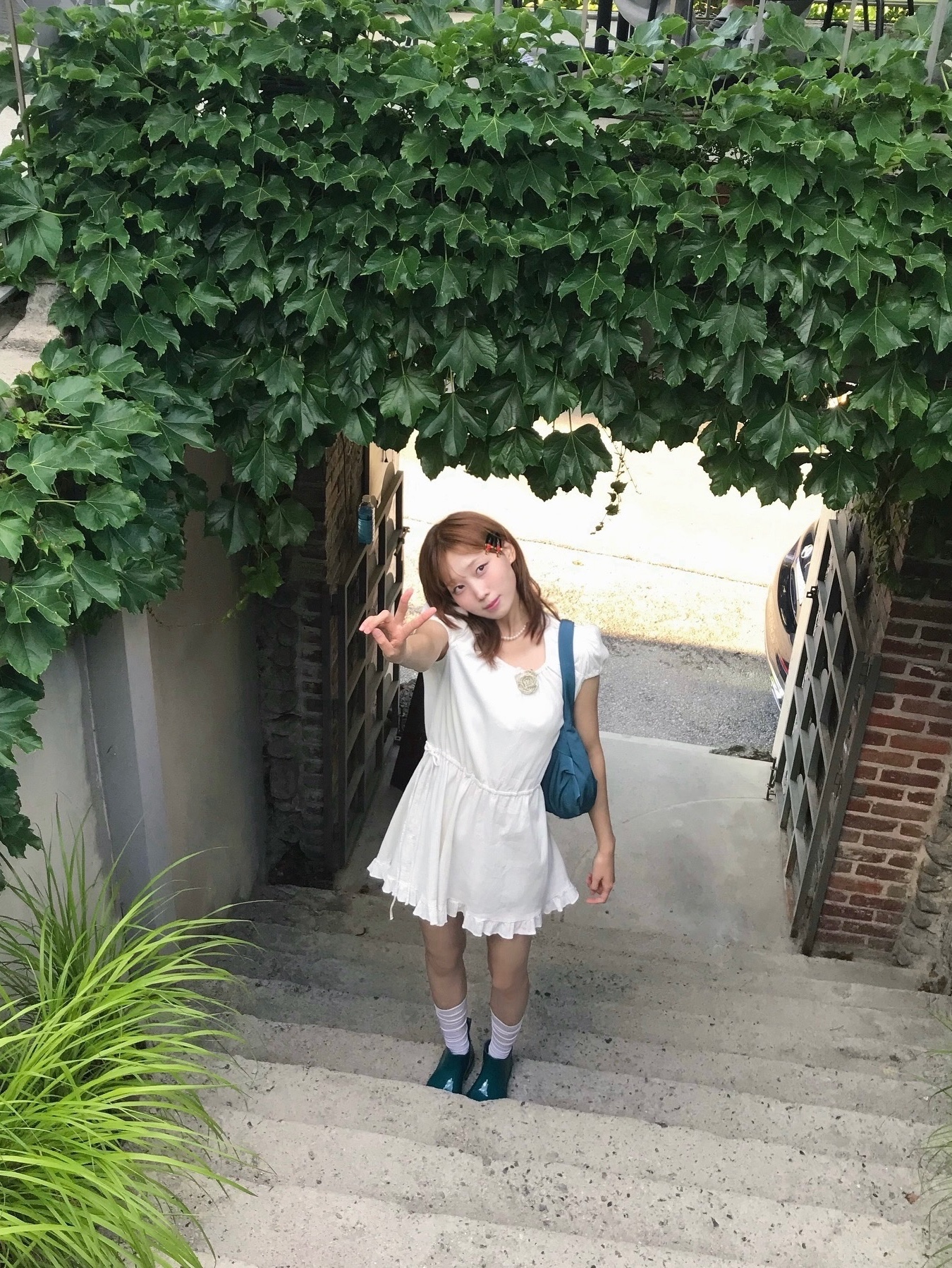 ACOC Blooming Hobo Bag Deeb Blue 착용 스타일 - 1