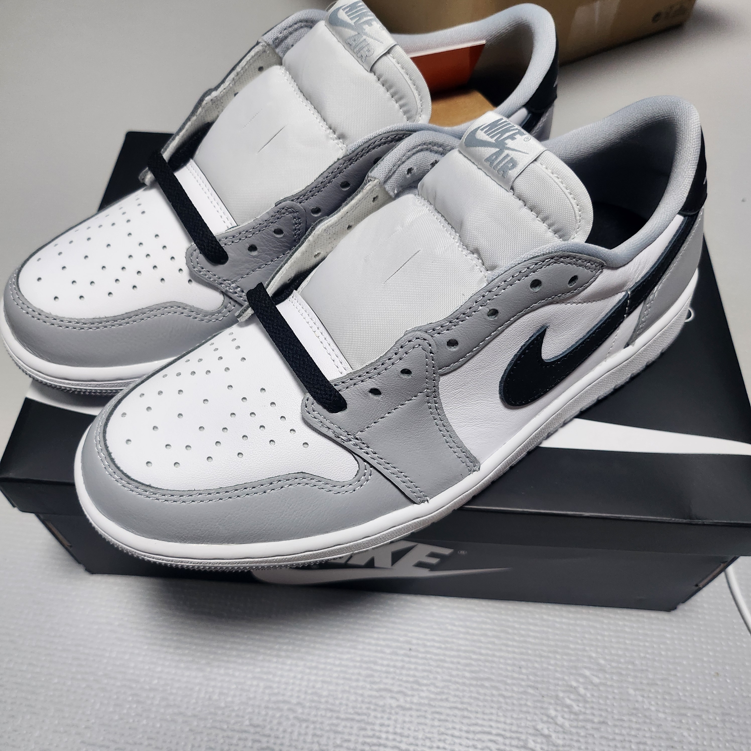 Jordan 1 Retro Low OG Wolf Grey and White 착용 스타일 - 1