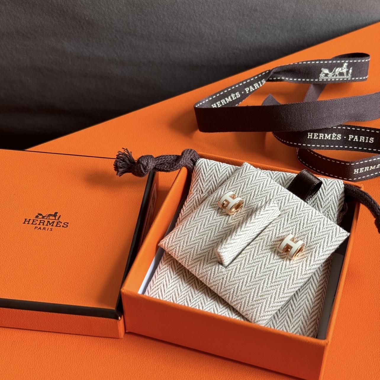 (W) Hermes Mini Pop H Earrings Rose Gold & Blanc 착용 스타일 - 1