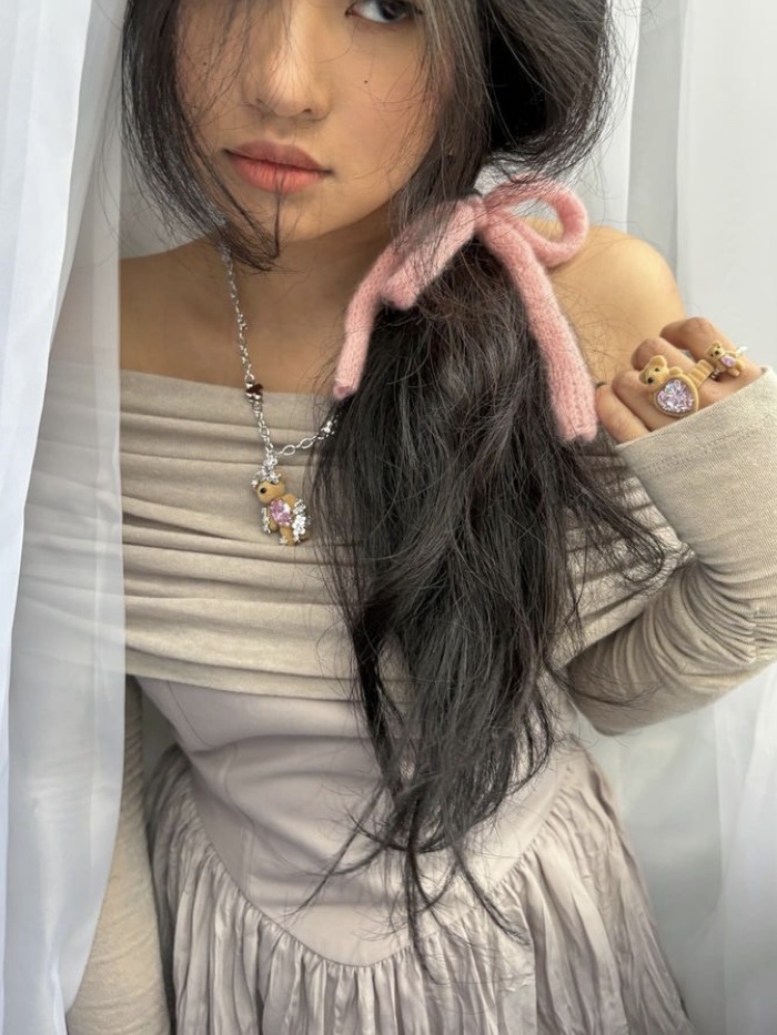 Yvmin Mini Flocked Bear Pearl Ring Pink - 24FW, Yvmin Mini Flocked Bear Band Ring Pink - 24FW 착용 스타일 - 1