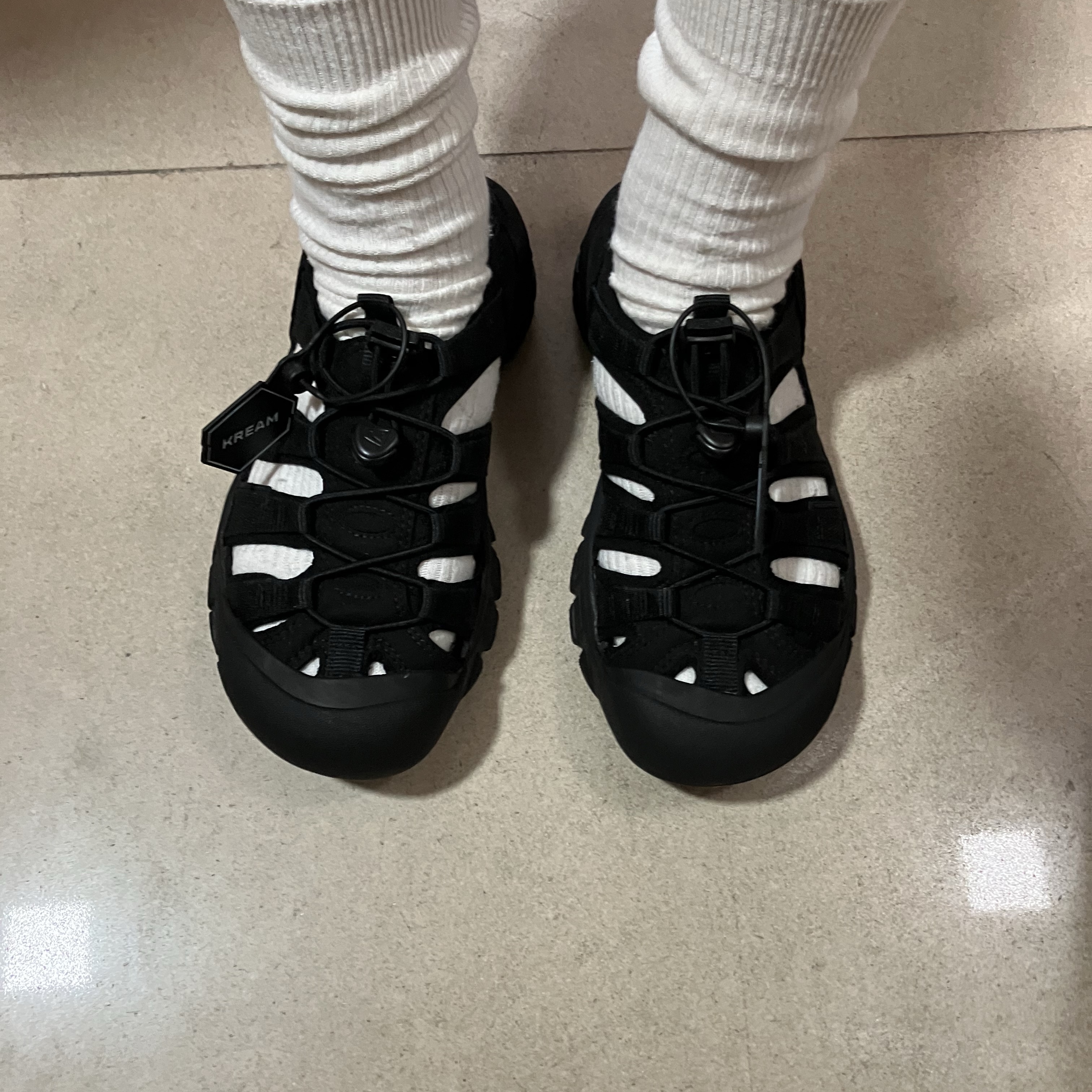 (W) Keen Newport H2 Triple Black 착용 스타일